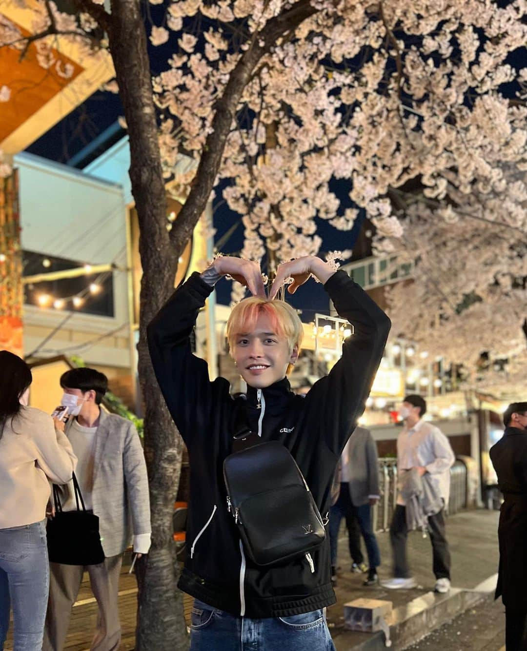 りーくんさんのインスタグラム写真 - (りーくんInstagram)「韓国夜桜🌸 #見れると思わんかった #桜の様な恋でした #手越 #離れていてもサランへゆ #セリーヌおじ」4月9日 2時50分 - deko4cc