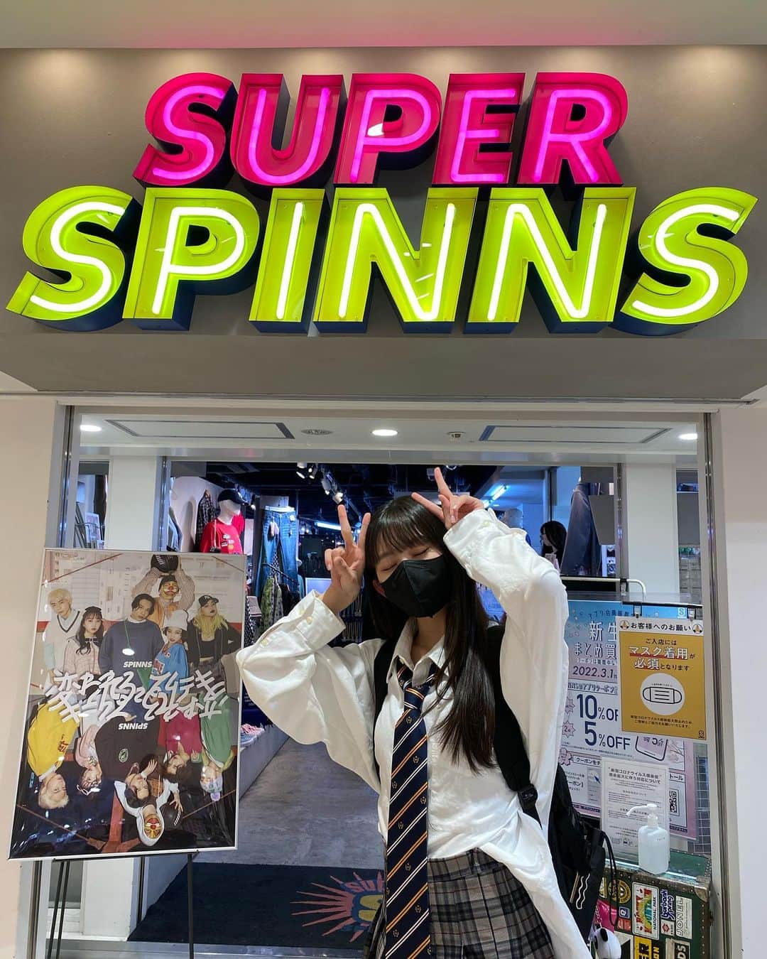 瀬田さくらさんのインスタグラム写真 - (瀬田さくらInstagram)「.  #SPINNS × #ばってん少女隊  @spinns_official @superspinns_fukuoka  #BG_FP  4月10日にSUPER SPINNS福岡PARCO店さんで コラボアイテム販売&2ショットチェキ撮影会をやるので 偵察に行ってきました🤍（続編）  この日のtopsは SPINNSさんの古着🗽💭 メンズシャツは袖がダボっとしとってかわいいっ！！ ネクタイ系女子好きなんよなぁ〜🤍 男性の方はパンツに変えれば似てるコーデ作れる！  古着は人と被ることがないから個性出せて好きっ🤞🏻  SPINNSさんとばってん少女隊コラボアイテムの靴下履いていったけど デザインがワンポイントになってめちゃめちゃ可愛いし使いやすい〜✨ お揃いにしようっ！！  #SPINNS#九州#福岡#天神#PARCO#fukuoka #古着#古着コーデ#古着女子#古着ファッション #古着好き#古着コーディネート #制服#制服コーデ#制服コスプレ#制服女子#制服デート #メンズファッション#メンズコーデ #メンズシャツ#ネクタイ#ネクタイコーデ  #瀬田さくら#ばってん少女隊#アイドル#idol  .」4月9日 10時43分 - seta_sakura_official