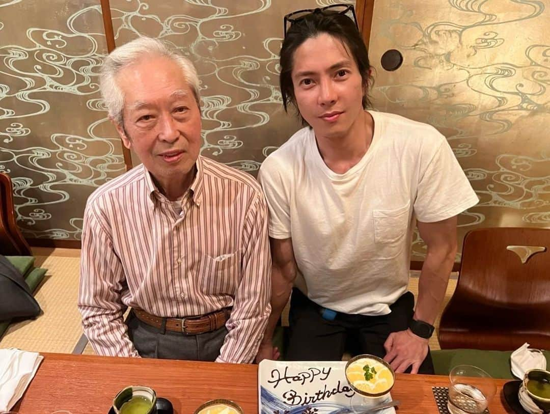 山下智久さんのインスタグラム写真 - (山下智久Instagram)「今日誕生日を迎えました^ ^ ファミリーにお祝いして頂きました！ 久々に祖父も一緒に。 いつも支えてくれている家族に、そして皆さんに心から感謝です！ これからも精進していきますので応援よろしくお願い致します！  It’s my birthday today! I had dinner with my family last night. I got to see my grandpa for the first time in a while.  I am deeply grateful to my family and everyone who has always supported me! I'll continue to work hard and achieve my goals!  #誕生日」4月9日 11時25分 - tomo.y9