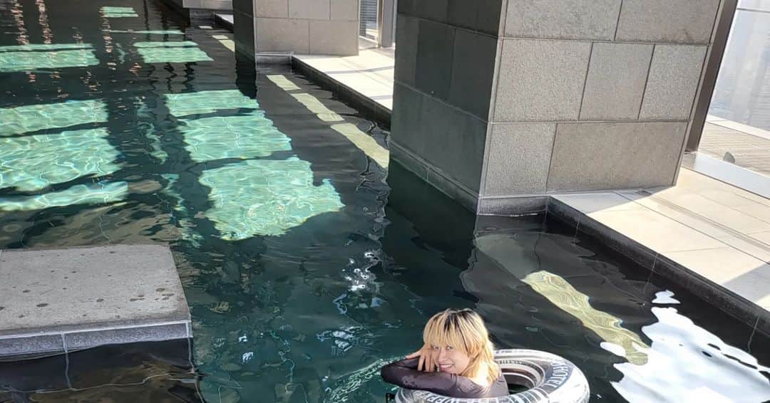 山田優さんのインスタグラム写真 - (山田優Instagram)「@aman_tokyo  AMANのPOOLは景色も空間も カッコ良くて素敵でした✨  寒がりの私には お水の温度もいい。w  久々に沢山入っちゃいました😃  おろしたての @the_weekend_hotel の 浮き輪でウキウキでしたー❤️  #AMAN  #amantokyo  #pool #theweekendhotel」4月9日 12時32分 - yu_yamada_