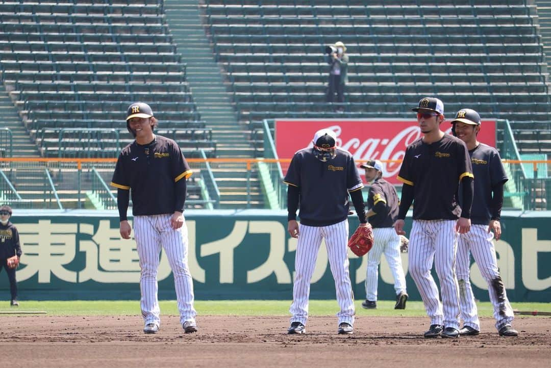 阪神タイガースさんのインスタグラム写真 - (阪神タイガースInstagram)「4月9日広島戦、本日の試合前練習の様子です！ #阪神タイガース  #湯浅京己 選手 #岩貞祐太 選手 #中野拓夢 選手 #髙山俊 選手 #小川一平 選手 #近本光司 選手 #江越大賀 選手 #島田海吏 選手 #イチにカケル！」4月9日 13時02分 - hanshintigers_official