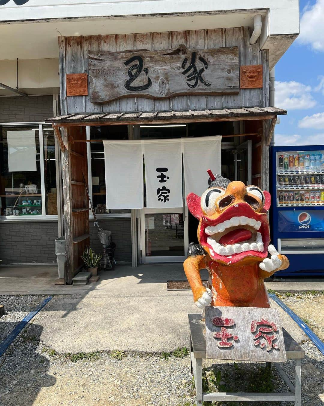 原日出子さんのインスタグラム写真 - (原日出子Instagram)「沖縄最終日は 朝昼一緒ご飯の ソーキそばに始まり 知念岬公園〜斎場御嶽✨ 実は 私は 御嶽に行きたくて 沖縄ヘ。 最後の三角岩のところにたどり着いたら そこには私たちだけ✨ 太陽神のエネルギーを いっぱいいただいてきました😊 帰り道 ふらっと寄ったカフェは 個人宅のお庭を開放して下さった 素敵すぎる空間。 ここでも 私たちだけ❣️ まるで 私たちを待っていてくれたかのような 奇跡の時間を過ごしました✨ のんびりとドライブして 最後は国際通りでお土産を買って 夜の便で帰京しました👍 盛りだくさん 楽しいことを詰め込んだ 2泊3日の親子旅でした💖  #沖縄 #親子旅 #知念岬 #斎場御嶽 #ソーキそば #玉家 #毎日を楽しく #幸せのレシピ」4月9日 13時11分 - hara_hideko