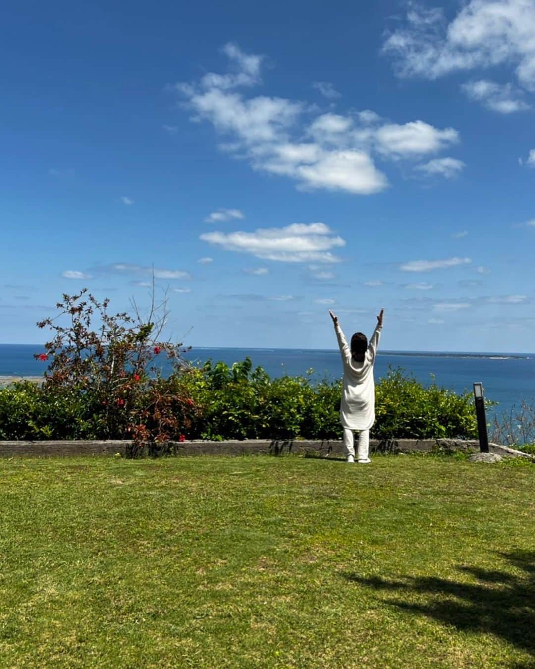 原日出子さんのインスタグラム写真 - (原日出子Instagram)「沖縄最終日は 朝昼一緒ご飯の ソーキそばに始まり 知念岬公園〜斎場御嶽✨ 実は 私は 御嶽に行きたくて 沖縄ヘ。 最後の三角岩のところにたどり着いたら そこには私たちだけ✨ 太陽神のエネルギーを いっぱいいただいてきました😊 帰り道 ふらっと寄ったカフェは 個人宅のお庭を開放して下さった 素敵すぎる空間。 ここでも 私たちだけ❣️ まるで 私たちを待っていてくれたかのような 奇跡の時間を過ごしました✨ のんびりとドライブして 最後は国際通りでお土産を買って 夜の便で帰京しました👍 盛りだくさん 楽しいことを詰め込んだ 2泊3日の親子旅でした💖  #沖縄 #親子旅 #知念岬 #斎場御嶽 #ソーキそば #玉家 #毎日を楽しく #幸せのレシピ」4月9日 13時11分 - hara_hideko