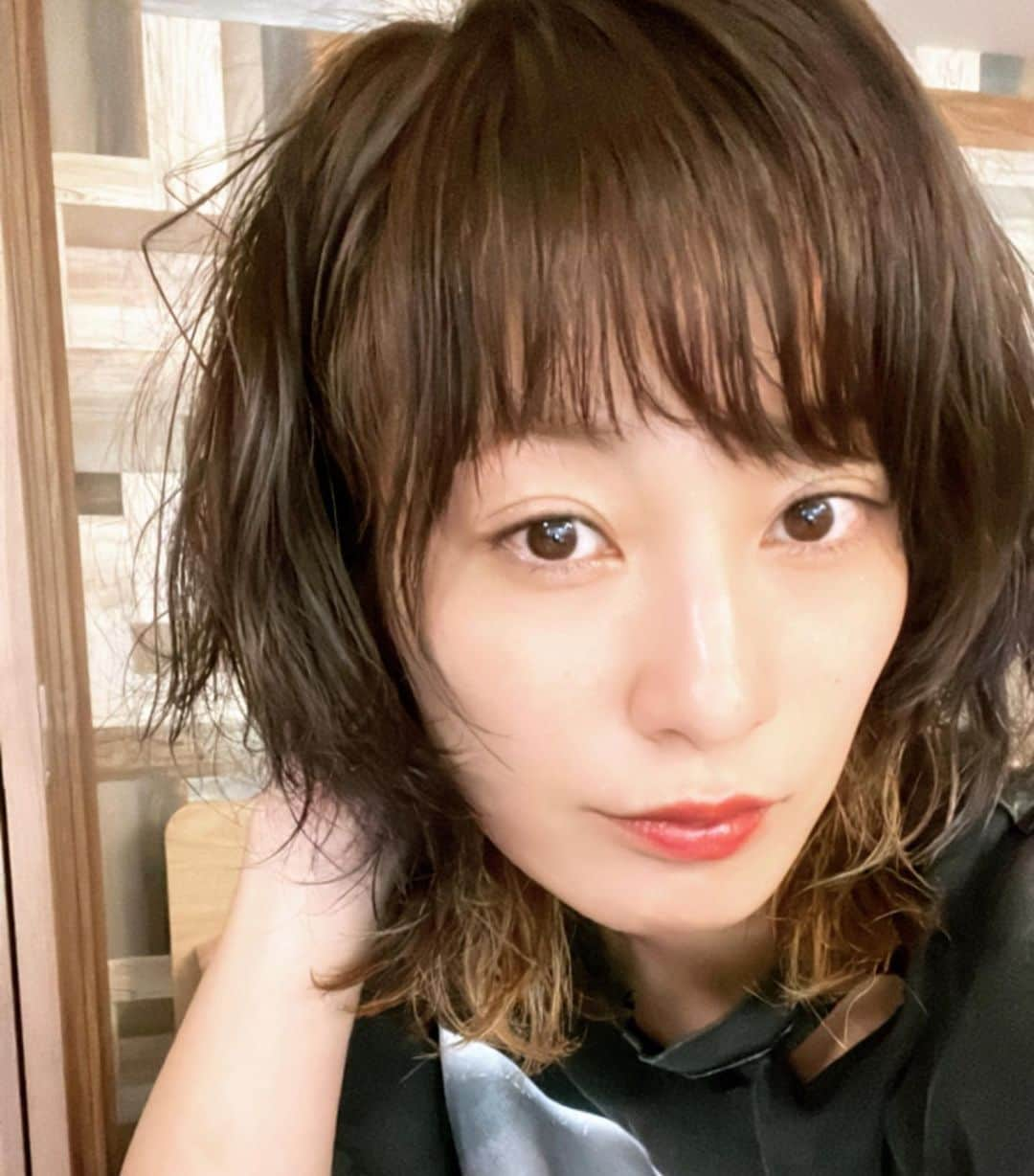 西山茉希さんのインスタグラム写真 - (西山茉希Instagram)「マネージャー氏、 こんなんでどうだろうか。  #暗髪オーダー入りまして #従ってみました #😶‍🌫️  グレージュ×オン眉。 インナー下段残し。 アルミ包み置き戦法。  #春だけど暗髪 #そんな年もあり #市販カラー #palty #🌈🖤🌈  見守ってくださった電波の先の皆さん、 ありがとうございました🎶😁🎶」4月9日 15時04分 - maki.nshiyama50