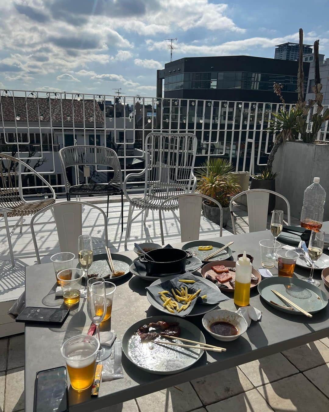 yuukachiさんのインスタグラム写真 - (yuukachiInstagram)「女子会BBQ☁🐚🍦🍴🥼  よく行くお気に入りのカフェの 屋上のルーフトップでBBQしたよ🥓  @therose__official   しほが家からドンペリ持ってきてくれて 昼からシャンパンで乾杯🥂𓂃◌𓈒𓐍  真っ白やしお洒落BBQするなら ここがおすすめ🕊🕊‪𓂃 𓈒𓏸◌‬  下のカフェもそれぞれ色んな コンセプトにわかれてて可愛いので おすすめです💭💭  暑くなる前にBBQできてよかった〜！ 次は皆で旅行行きたいよ〜？？？♥  #女子会#BBQ#お洒落BBQ#昼シャン  #ドンペリ#昼飲み#渋谷カフェ#神泉カフェ #鮭マフィン#therose#お洒落カフェ#代官山カフェ」4月9日 15時25分 - yuuka_stagram