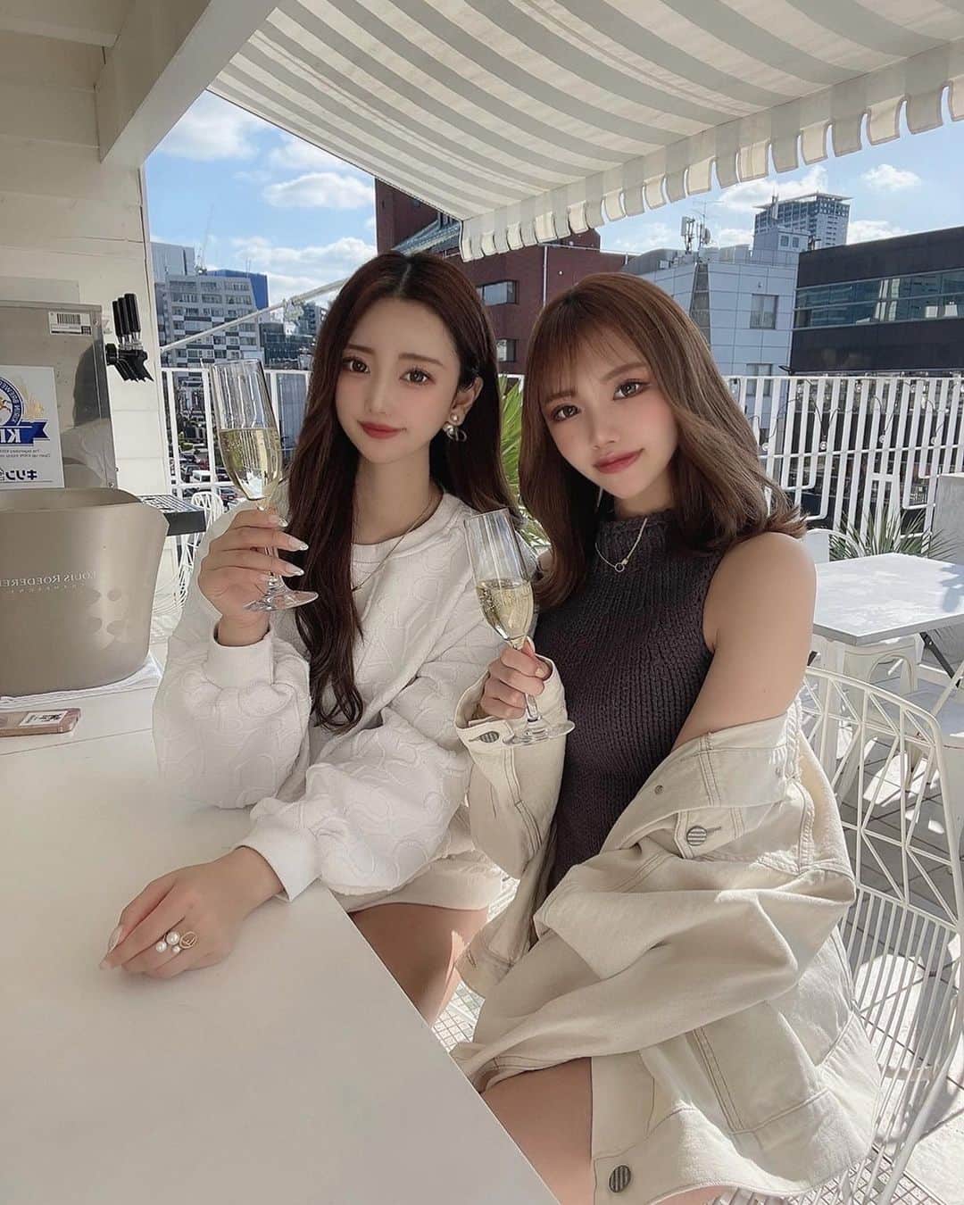 yuukachiさんのインスタグラム写真 - (yuukachiInstagram)「女子会BBQ☁🐚🍦🍴🥼  よく行くお気に入りのカフェの 屋上のルーフトップでBBQしたよ🥓  @therose__official   しほが家からドンペリ持ってきてくれて 昼からシャンパンで乾杯🥂𓂃◌𓈒𓐍  真っ白やしお洒落BBQするなら ここがおすすめ🕊🕊‪𓂃 𓈒𓏸◌‬  下のカフェもそれぞれ色んな コンセプトにわかれてて可愛いので おすすめです💭💭  暑くなる前にBBQできてよかった〜！ 次は皆で旅行行きたいよ〜？？？♥  #女子会#BBQ#お洒落BBQ#昼シャン  #ドンペリ#昼飲み#渋谷カフェ#神泉カフェ #鮭マフィン#therose#お洒落カフェ#代官山カフェ」4月9日 15時25分 - yuuka_stagram