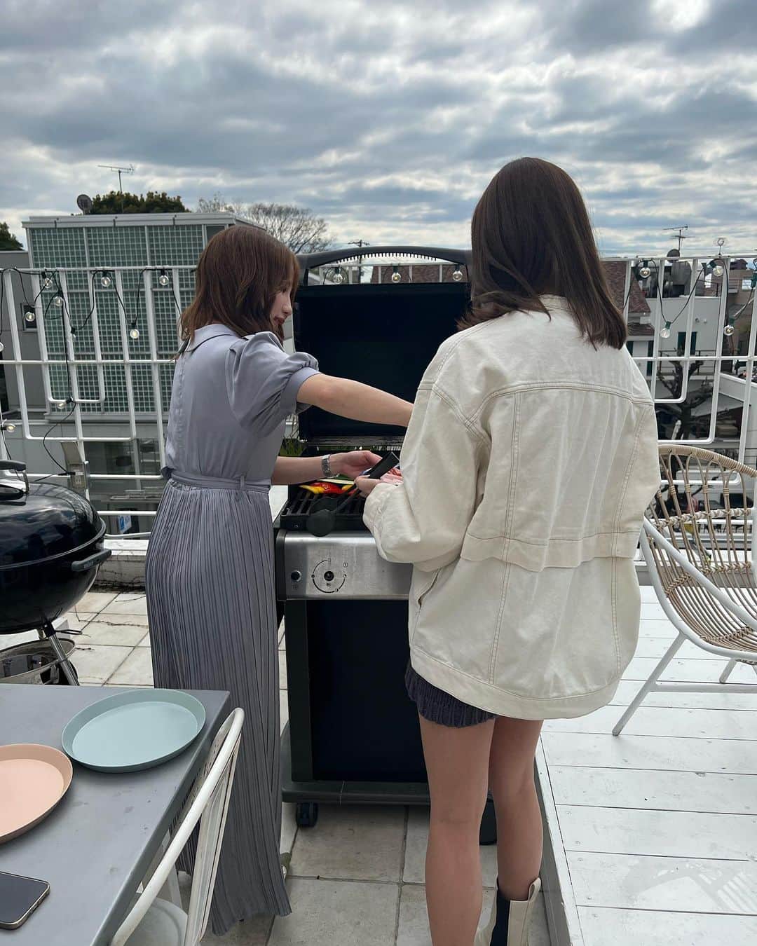 yuukachiさんのインスタグラム写真 - (yuukachiInstagram)「女子会BBQ☁🐚🍦🍴🥼  よく行くお気に入りのカフェの 屋上のルーフトップでBBQしたよ🥓  @therose__official   しほが家からドンペリ持ってきてくれて 昼からシャンパンで乾杯🥂𓂃◌𓈒𓐍  真っ白やしお洒落BBQするなら ここがおすすめ🕊🕊‪𓂃 𓈒𓏸◌‬  下のカフェもそれぞれ色んな コンセプトにわかれてて可愛いので おすすめです💭💭  暑くなる前にBBQできてよかった〜！ 次は皆で旅行行きたいよ〜？？？♥  #女子会#BBQ#お洒落BBQ#昼シャン  #ドンペリ#昼飲み#渋谷カフェ#神泉カフェ #鮭マフィン#therose#お洒落カフェ#代官山カフェ」4月9日 15時25分 - yuuka_stagram