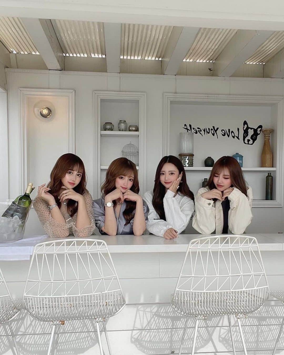 yuukachiさんのインスタグラム写真 - (yuukachiInstagram)「女子会BBQ☁🐚🍦🍴🥼  よく行くお気に入りのカフェの 屋上のルーフトップでBBQしたよ🥓  @therose__official   しほが家からドンペリ持ってきてくれて 昼からシャンパンで乾杯🥂𓂃◌𓈒𓐍  真っ白やしお洒落BBQするなら ここがおすすめ🕊🕊‪𓂃 𓈒𓏸◌‬  下のカフェもそれぞれ色んな コンセプトにわかれてて可愛いので おすすめです💭💭  暑くなる前にBBQできてよかった〜！ 次は皆で旅行行きたいよ〜？？？♥  #女子会#BBQ#お洒落BBQ#昼シャン  #ドンペリ#昼飲み#渋谷カフェ#神泉カフェ #鮭マフィン#therose#お洒落カフェ#代官山カフェ」4月9日 15時25分 - yuuka_stagram