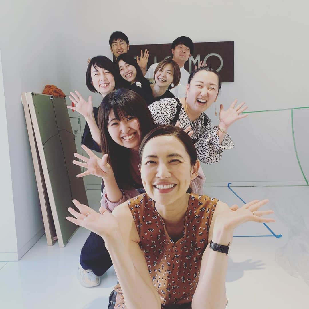 浜島直子さんのインスタグラム写真 - (浜島直子Instagram)「とんとん、すこーん！とした、土曜日の午後🌞  フェリシモのオンラインイベントに参加してくださった皆さま、ありがとうございました！！  いやはや、皆さんのお悩み相談にお応えしながら、インスタには書けないあれもこれもついうっかり話してしまい（笑）、いつの間にか自分の悩み事を皆さんに話したりしていて、、  なぜだろう、、、  悩み…なのに、、、  すんごい、楽しかった〜🤣🤣🤣❣️  なんか、運動した後のような爽快感🙌✨ 土曜日の貴重な時間をくださり、本当にありがとうございました🥰❤️  終わってから「felissimo 」の文字をバッグに写真を撮ろう！とみんなで社内をウロウロ。 休日ということもありあちこちでペンキのメンテナンス中。  それでもいっか！と撮ったけど、結局「felissimo 」の文字が隠れているね🤣‼️(私の脱いだカーディガンも横に置かれている🤣)  まぁ、いっか！みんないい顔〜❣️  これからも、何気ない日常を大切に、大切に✨✨✨ ・ #felissimo  #liveincomfort  #felissimolikeyou  #morefelissimo  #足元はシューティー率が高かった🤩 #シューティー」4月9日 17時22分 - hamaji_0912