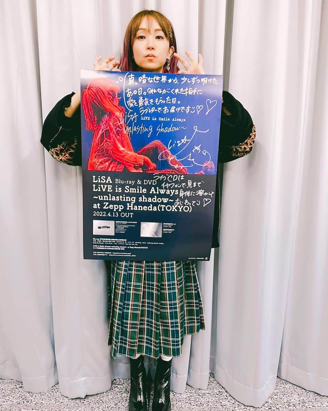 LiSAさんのインスタグラム写真 - (LiSAInstagram)「お店さんでパネル展をしていただけることになりました🌅 そして、一枚一枚書いた出張ポスターを、みんなの街のお店さんに届けてもらいましたっ👣   #unlastingshadow 発売まであと4日。 パネル展も、出張ポスターも、キミの街でみつけてください☻  【おしらせ】 ライブBlu-ray&DVD「LiVE is Smile Always～unlasting shadow～ at Zepp Haneda(TOKYO)」の発売を記念して、全国のCDショップにてパネル展の実施が決定いたしました。 ＜展示期間＞ 2022年4月12日(火) ～ 4月18日(月) ※展示期間は店舗によって前後する場合がございます。   ＜パネル展対象店舗＞　★表記の店舗では直筆サイン入りパネルを展示 北海道  玉光堂　パセオ店 北海道  玉光堂　四丁目店 北海道  玉光堂　イオン千歳店 北海道  ＨＭＶ  札幌ステラプレイス 福島  バンダレコード　福島西道路店 茨城県  WonderGOO　守谷店 茨城県  WonderGOO 　古河店 宮城県  タワーレコード　仙台パルコ店 東京都  タワーレコード　渋谷店★ 東京都  タワーレコード　秋葉原店★ 東京都  アニメイト　池袋本店 東京都  アニメイト　秋葉原本館★ 東京都  SHIBUYA TSUTAYA★ 東京都  AKIHABARAゲーマーズ本店★ 神奈川県　タワーレコード　横浜ビブレ店 神奈川県　アニメイト　横浜ビブレ 長野  バンダレコード　ライオン堂高宮店 石川県  TSUTAYA　金沢店 岐阜県  ＨＭＶ  イオンモール各務原 岐阜県  アニメイト　岐阜 静岡県  イケヤ　プレ葉ウォーク浜北店 愛知県  イケヤ　イオン小牧店 愛知県  タワーレコード　名古屋パルコ店 愛知県  タワーレコード　名古屋近鉄パッセ店 愛知県  アニメイト　名古屋 大阪府  タワーレコード梅田NU茶屋町店 大阪府  Joshin日本橋店 大阪府  アニメイト　大阪日本橋 京都  タワーレコード　京都店 岡山県  TSUTAYA　高屋店 広島県  フタバ図書　TSUTAYA　アルティ福山店  #LiSA #unlastingshadow https://www.lxixsxa.com/info/archive/?id=539973」4月9日 18時16分 - xlisa_olivex