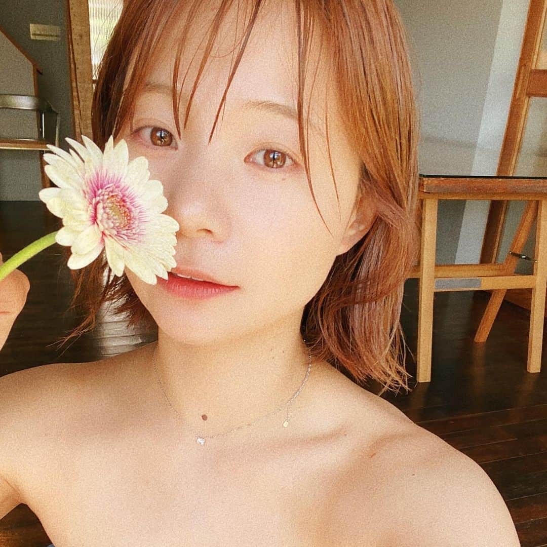 真奈さんのインスタグラム写真 - (真奈Instagram)「今日ははじめて眉毛も描かない すっぴんの撮影🌷🌿  お花と葉っぱに囲まれて しあわせ」4月9日 18時36分 - manatmnt0116