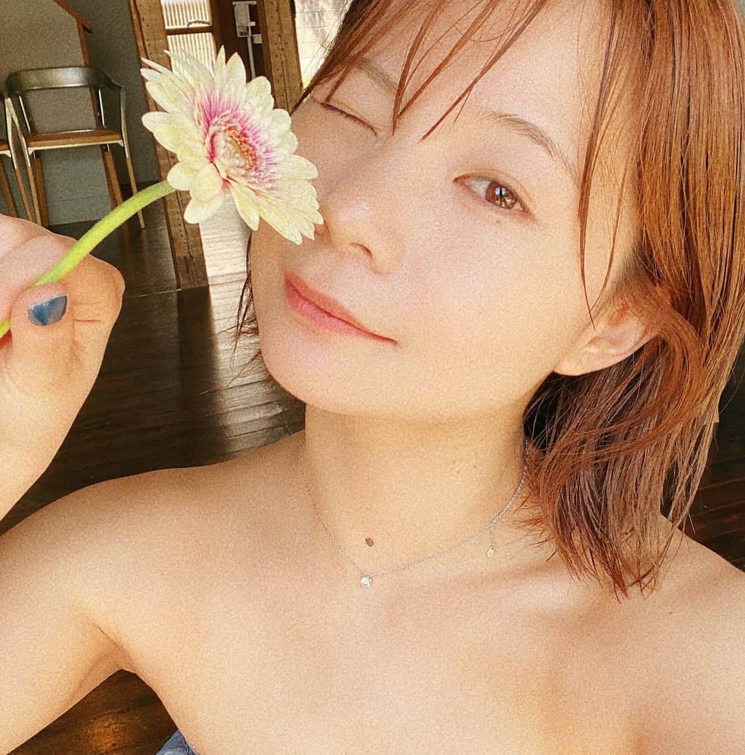 真奈さんのインスタグラム写真 - (真奈Instagram)「今日ははじめて眉毛も描かない すっぴんの撮影🌷🌿  お花と葉っぱに囲まれて しあわせ」4月9日 18時36分 - manatmnt0116