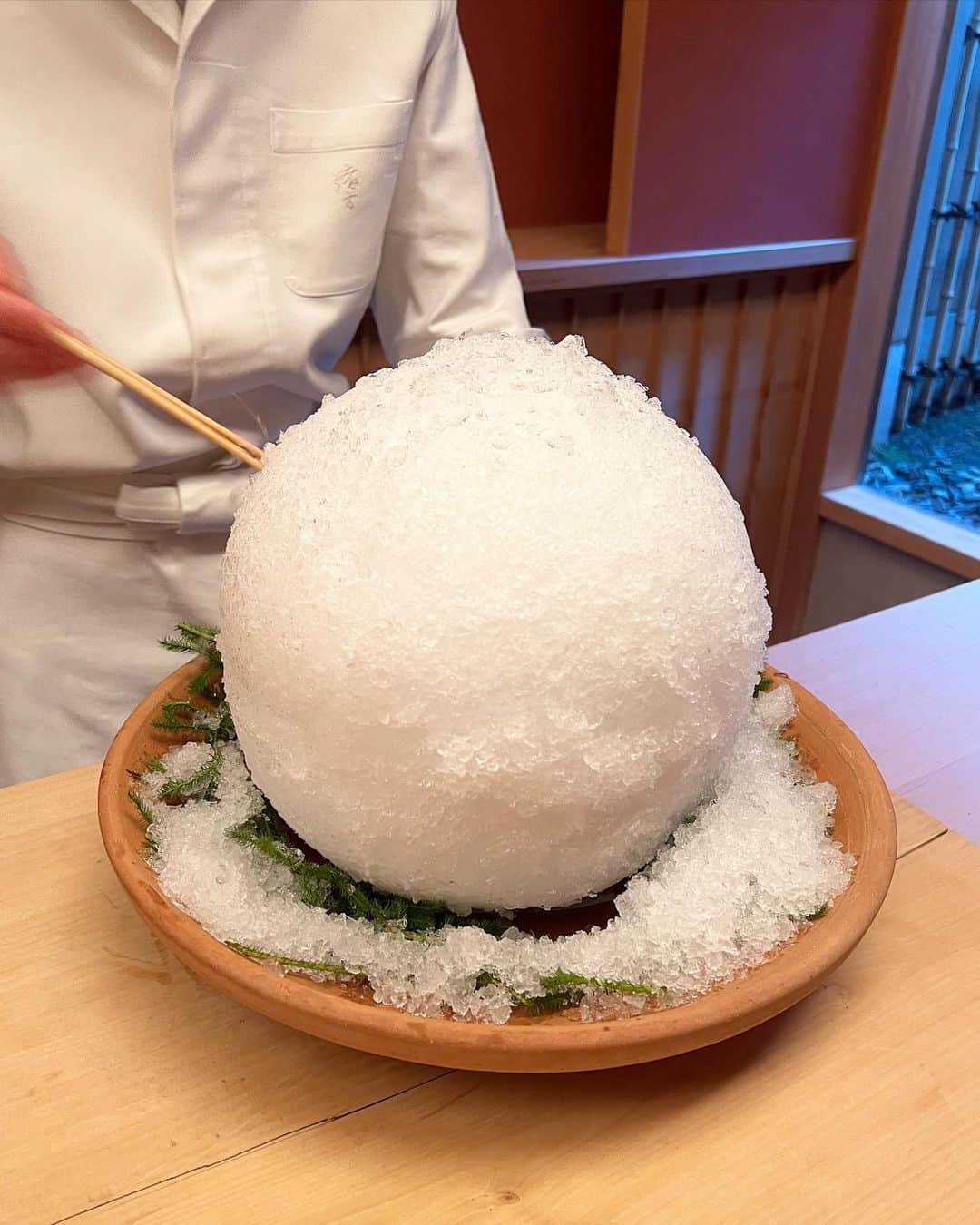 YURIさんのインスタグラム写真 - (YURIInstagram)「𓌉◯𓇋 Ogata  This’s one of my favorite Japanese restaurants🇯🇵 I'm glad I was able to go to the blowfish season🐡♡ 、 、 、 ふぐが氷の玉の中に入ってるの！ 味はもちろんだけど、パフォーマンスもすごいから何度も行きたくなる😚 、 、 、 #japanesefood #japanesegirl #kyotojapan #kyotofood #wasyoku #blowfish #日本食 #緒方 #京都ディナー」4月9日 20時10分 - y.u.r.i_y.u.r.i_