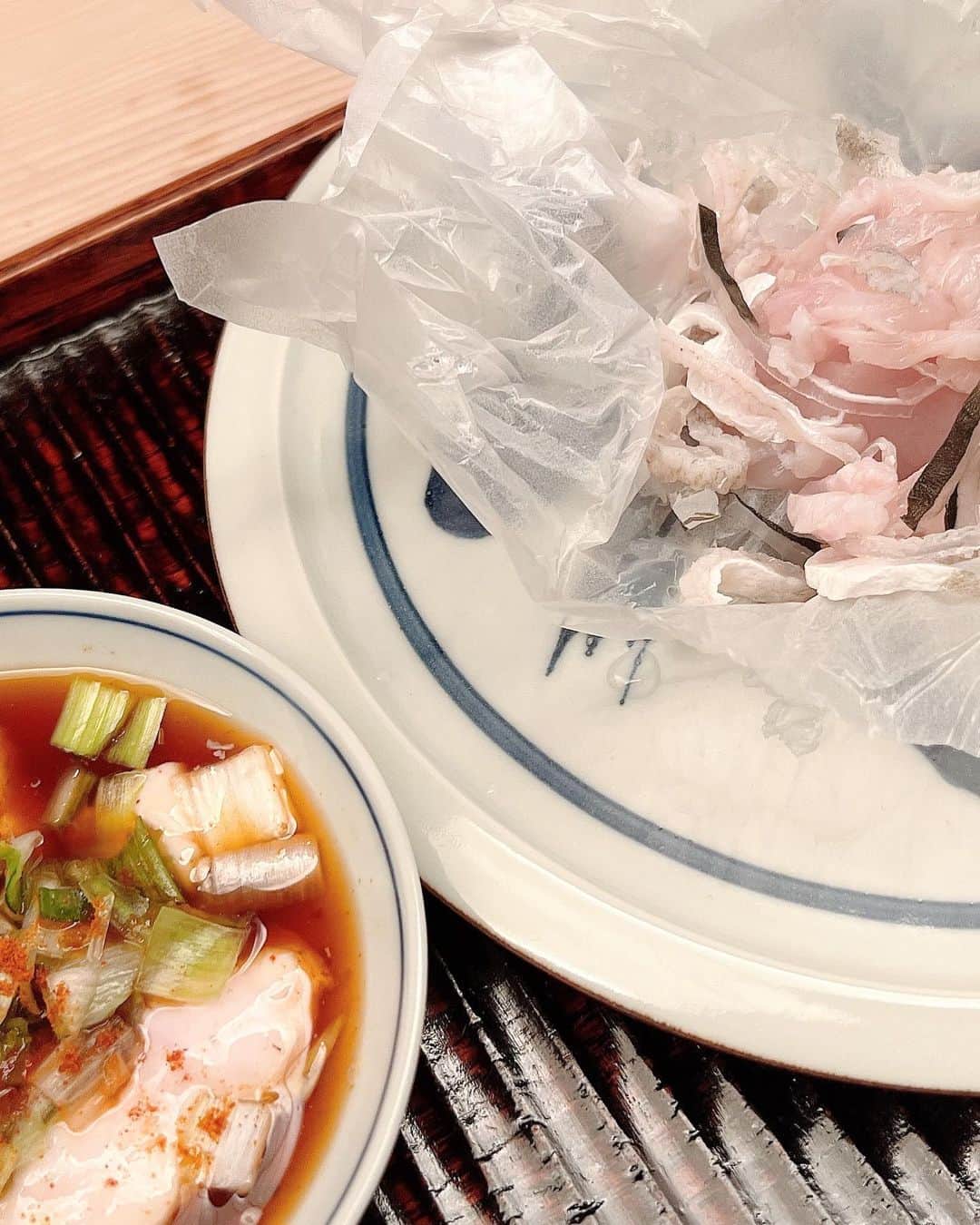 YURIさんのインスタグラム写真 - (YURIInstagram)「𓌉◯𓇋 Ogata  This’s one of my favorite Japanese restaurants🇯🇵 I'm glad I was able to go to the blowfish season🐡♡ 、 、 、 ふぐが氷の玉の中に入ってるの！ 味はもちろんだけど、パフォーマンスもすごいから何度も行きたくなる😚 、 、 、 #japanesefood #japanesegirl #kyotojapan #kyotofood #wasyoku #blowfish #日本食 #緒方 #京都ディナー」4月9日 20時10分 - y.u.r.i_y.u.r.i_