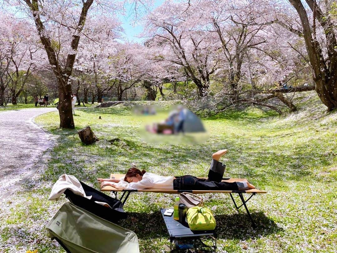 速水里彩さんのインスタグラム写真 - (速水里彩Instagram)「.  きょうは良い天気だったので.. お弁当を持って大きな公園でピクニック🌸  お腹いっぱいになった後は ごろごろお昼寝...😴 おひさまのポカポカを浴びながら 気づいたら１時間くらい寝てました。爆 はあ〜〜しあわせ〜〜🥰  . #お花見 #ピクニック #🌸 #散り際も綺麗でした」4月9日 20時10分 - hayami.risa
