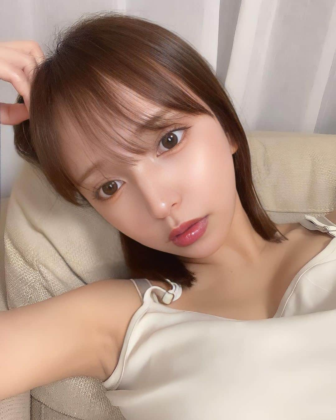 平尾優美花（ゆみちぃ）さんのインスタグラム写真 - (平尾優美花（ゆみちぃ）Instagram)「周りでもよく聞くニードルファンデ🤍 『NNE』ってやつなんだけど、鉛筆削りみたいに 回して削って使う分だけ出すタイプ☺︎  その都度出すから衛生的にもよくて ニキビや肌荒れ防止にもつながるよ〜！  見た目のインパクトすごい🤩💫  ファンデの中に針が入ってて、お肌を 引き締めてくれてリフトアップが期待できる⤴︎  針のおかげで角質層まで美容成分を届けてくれたり メイクしながらスキンケアが叶う優れもの🌈  針って聞いたらびっくりだけど 全く痛みはないから安心してね🪡  SPF50+PA++++だから紫外線対策もばっちり👌🏻  今からの季節にもぴったりやね🐚❤︎  #3_nne#NNEファンデ#NNEグラインディングファンデーション#鉛筆削りファンデ#針ファンデ#ニードルファンデ#韓国コスメ#コスメ#コスメレビュー#PR」4月9日 20時17分 - hirao_yumika