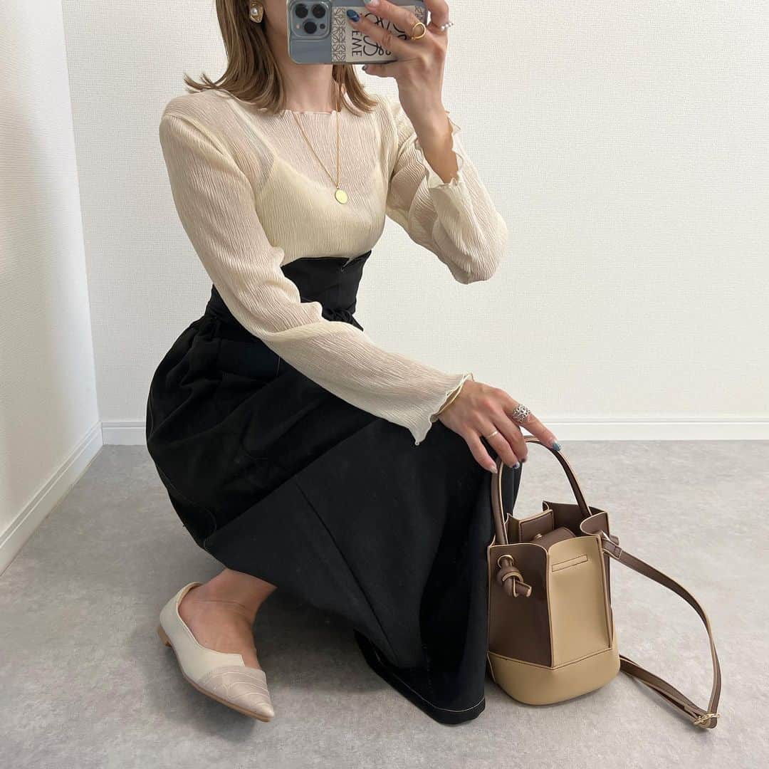 Miyoさんのインスタグラム写真 - (MiyoInstagram)「【しまむら購入品】 しまむらチラシを見て、 真っ先に目に飛び込んできた @_flash_blue の近藤千尋ちゃんのコーデ🌸 ⁡ まるっとちぴちゃんのコーデ買いしました🛍 シアートップスは2色買い♡ スカートを探し求めて2軒ハシゴしました😂 ⁡ トップスはキャミ付きで¥1089(税込)👏🏻✨ スカートはかなりのハイウエストデザインで 脚長がすごいです🤣✨ ⁡ 上下合わせて約3000円‼️ お買い得すぎる🥰 ⁡ ⁡ トップス・スカート・バッグ…#しまむら ネックレス・リング・パンプス…楽天roomに載せてます スニーカー…#コンバース ⁡ ⁡ ⁡ ⁡ ⁡ ⁡ #しまむらパトロール#flashblue#flashblueコーデ#近藤千尋#しまむらコーデ#しまむら購入品#しまむら戦利品#しまパト#しまむら安心価格#高見えバッグ#春コーデ#プチプラコーデ#プチプラファッション#ママコーデ#ママファッション#骨格ウェーブ#3児ママ#きれいめカジュアル#大人カジュアル」4月9日 20時53分 - miyopu