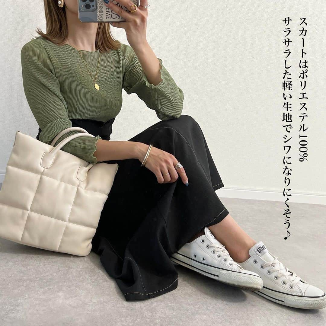 Miyoさんのインスタグラム写真 - (MiyoInstagram)「【しまむら購入品】 しまむらチラシを見て、 真っ先に目に飛び込んできた @_flash_blue の近藤千尋ちゃんのコーデ🌸 ⁡ まるっとちぴちゃんのコーデ買いしました🛍 シアートップスは2色買い♡ スカートを探し求めて2軒ハシゴしました😂 ⁡ トップスはキャミ付きで¥1089(税込)👏🏻✨ スカートはかなりのハイウエストデザインで 脚長がすごいです🤣✨ ⁡ 上下合わせて約3000円‼️ お買い得すぎる🥰 ⁡ ⁡ トップス・スカート・バッグ…#しまむら ネックレス・リング・パンプス…楽天roomに載せてます スニーカー…#コンバース ⁡ ⁡ ⁡ ⁡ ⁡ ⁡ #しまむらパトロール#flashblue#flashblueコーデ#近藤千尋#しまむらコーデ#しまむら購入品#しまむら戦利品#しまパト#しまむら安心価格#高見えバッグ#春コーデ#プチプラコーデ#プチプラファッション#ママコーデ#ママファッション#骨格ウェーブ#3児ママ#きれいめカジュアル#大人カジュアル」4月9日 20時53分 - miyopu