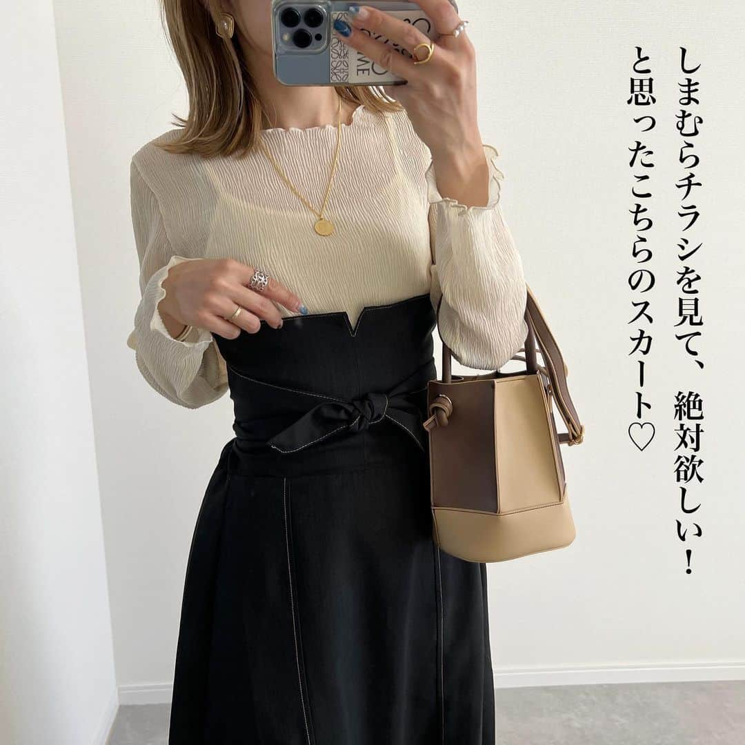 Miyoさんのインスタグラム写真 - (MiyoInstagram)「【しまむら購入品】 しまむらチラシを見て、 真っ先に目に飛び込んできた @_flash_blue の近藤千尋ちゃんのコーデ🌸 ⁡ まるっとちぴちゃんのコーデ買いしました🛍 シアートップスは2色買い♡ スカートを探し求めて2軒ハシゴしました😂 ⁡ トップスはキャミ付きで¥1089(税込)👏🏻✨ スカートはかなりのハイウエストデザインで 脚長がすごいです🤣✨ ⁡ 上下合わせて約3000円‼️ お買い得すぎる🥰 ⁡ ⁡ トップス・スカート・バッグ…#しまむら ネックレス・リング・パンプス…楽天roomに載せてます スニーカー…#コンバース ⁡ ⁡ ⁡ ⁡ ⁡ ⁡ #しまむらパトロール#flashblue#flashblueコーデ#近藤千尋#しまむらコーデ#しまむら購入品#しまむら戦利品#しまパト#しまむら安心価格#高見えバッグ#春コーデ#プチプラコーデ#プチプラファッション#ママコーデ#ママファッション#骨格ウェーブ#3児ママ#きれいめカジュアル#大人カジュアル」4月9日 20時53分 - miyopu