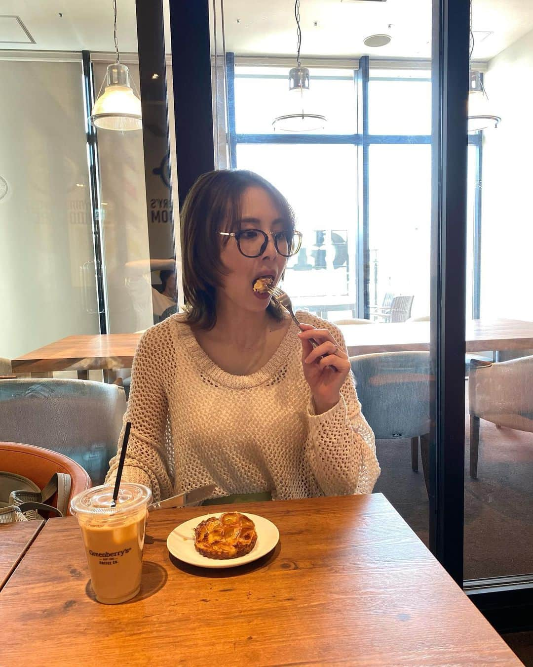 ハミ さんのインスタグラム写真 - (ハミ Instagram)「▽ cafe🥧💕  子供が産まれて一口のサイズが倍になったのは私だけでしょうか🐷？  食べるスピードも、なんなら量も倍位になってて怖い😇  #lovecakes#cafe#sweets」4月9日 20時58分 - hami0519