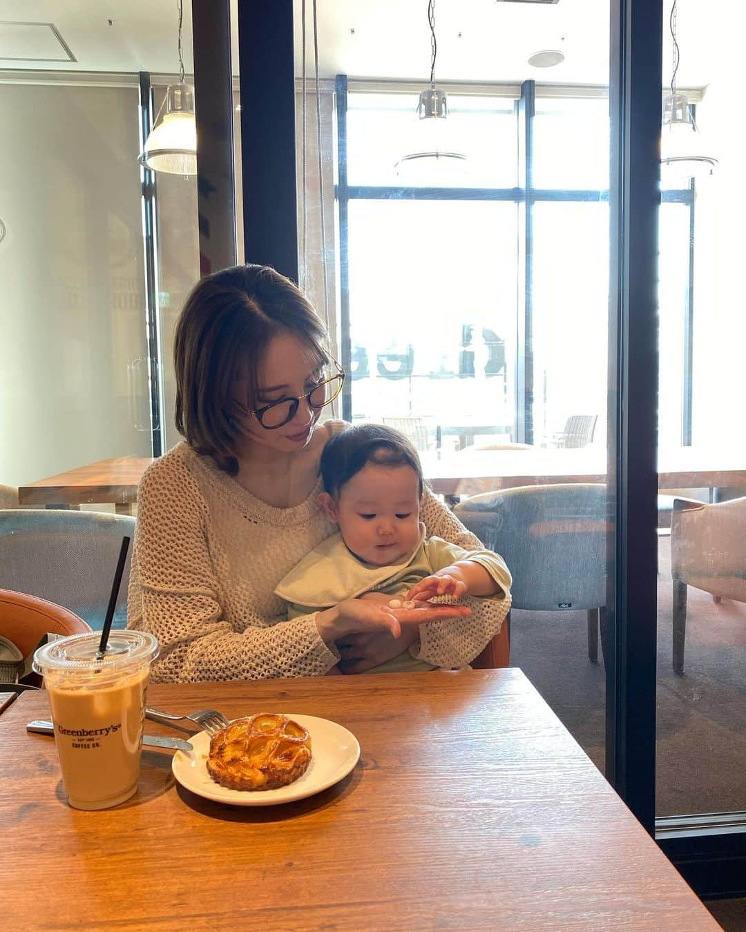 ハミ さんのインスタグラム写真 - (ハミ Instagram)「▽ cafe🥧💕  子供が産まれて一口のサイズが倍になったのは私だけでしょうか🐷？  食べるスピードも、なんなら量も倍位になってて怖い😇  #lovecakes#cafe#sweets」4月9日 20時58分 - hami0519