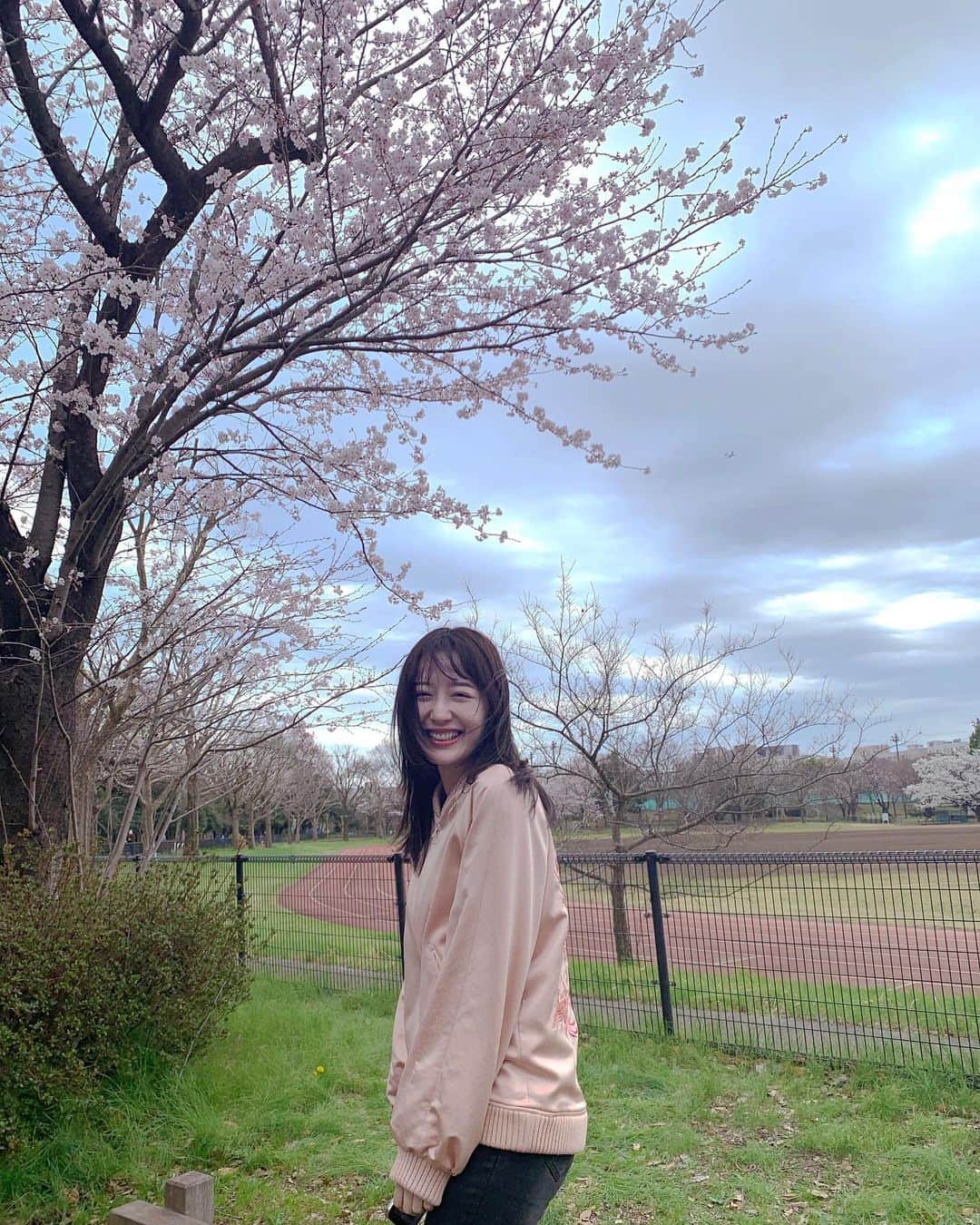 浦まゆさんのインスタグラム写真 - (浦まゆInstagram)「. 今年は、歩きながらいたるところに咲いてる桜を眺めるくらいしかできなかったけど、仕事帰りに唯一ちゃんと見れた桜🌸  私の好きな桜ソングは ケツメイシさんの「さくら」と 堂本剛さんの「ソメイヨシノ」。  ケツメイシさんはなんといっても、MVのえみちぃ(鈴木えみさん、あえて愛称で書きます、伝われこの想い笑)が可愛すぎて子供ながらに衝撃を覚えた曲で、口ずさむ度にMVのえみちぃが思い浮かびます。儚いとはこのことかと思わせてくれる可愛さ。  堂本剛さんの「ソメイヨシノ」は、ソメイヨシノを"きみ"と呼び、喜ばしい桜の季節も切ないものだと教えてくれた曲。 こちらも子供ながらに、桜が咲き誇り、桜が散っていく情景を、色んな面から考えさせてくれるようになって、より一層桜が好きになりました。  皆さんの好きな桜ソングはなんですか？」4月9日 21時55分 - uramayu0908