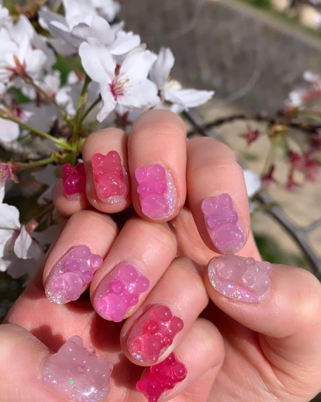 松本明子さんのインスタグラム写真 - (松本明子Instagram)「・ はい見ておくんなまし、このごりごりネイル🧸💕 HARIBOのクマを大好きな🌸ぽくピンクのグラデーションで乗せてもらいました💗 色んな場所の桜の木と共に撮ったけど、どこの桜か分かったあなたは私以上の桜ヲタクです😌🌸 ・ ネイルはいつもの心斎橋のミイネイルでしてもらいました💅 Thank you @menail1201 @menailuraeri  ・ #menail #nail #nails #nailart #nailsalon #gelnails #ig_nails  #ミイネイル #ネイル  #ネイルサロン #ジェルネイル #大阪 #心斎橋 #心斎橋サロン #ネイルアート #haribo #haribogoldbears #sakura #桜 #桜ネイル #グラデーションネイル」4月9日 22時12分 - ata_1026