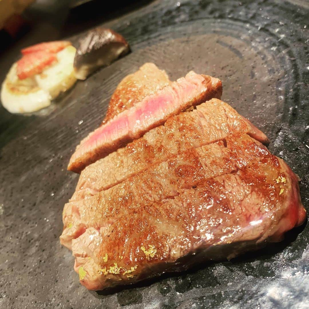 佐藤あり紗さんのインスタグラム写真 - (佐藤あり紗Instagram)「. . . 佐藤家のBOSS（母）の誕生日のお祝い🥩🔥 . 喜んでもらえてわたしも嬉しい😭💓 家族の時間をこれからも大切にしようと 改めて思いましたぁぁぁぁ🎶 . 母は、私と違って社交的なのですが… ずっと焼いてくれる方と話してた爆笑😂😂 . 仙台牛 鉄板DINING 鼎 ~かなえ~ @kanae.teppan  #仙台鉄板焼き #鉄板焼き #誕生日 #VUITTON #財布 #選んでもらうスタイル #SATOARISA #佐藤あり紗」4月9日 22時44分 - arisa_chu