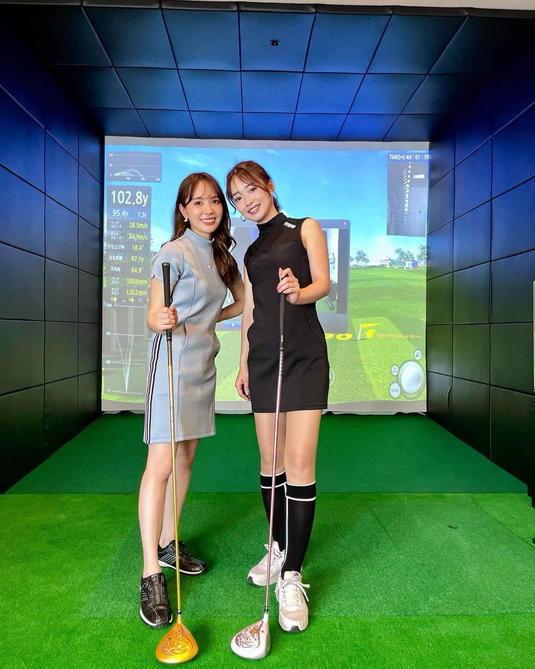 Aoiさんのインスタグラム写真 - (AoiInstagram)「銀座にインドアゴルフ場ができるということで プレオープン日にあいあい @maaiai と遊びにいってきたよ💕　 @wellness.golf   高級感抜群の完全個室のお部屋で 仲間でゴルフを楽しめるプライベート空間💁‍♀️ 日にちによってはプロからワンポイントレッスンも受けられるので 色んな用途で楽しめるのも魅力的でした💕  また、お部屋に設置されている バイオメカニクス プログラムを用いて普段のアドレスからウェイト・ポジションを測定した後 自分自身の骨格に合った、最適なアドレスをカスタマイズしてくれたりと 楽しいコンテンツもありました🥸 私は前重心なので、もう少しボールと自分の距離を狭めることをオススメして頂きました😊 そのかいあってか、翌日のゴルフで少しずつ掴めて、最終的に良いスコアが出てくれました☺️❣️  普通に生きていたら絶対握れないような高級クラブもレンタルできるのでそれだけでも幸せ時間でしたが 都会のど真ん中で仲間と気軽にゴルフができる特別空間に またすぐにでも遊びに行きたいです🥰❤️  #wellnessgolf#ウェルネスゴルフ#golf #ゴルフ #インドアゴルフ #インドアゴルフスクール #シュミレーションゴルフ #室内練習場 #ゴルフ好きな人と繋がりたい#銀座#銀座ゴルフ#ゴルフ女子#シミュレーションゴルフ」4月9日 22時56分 - aoioa