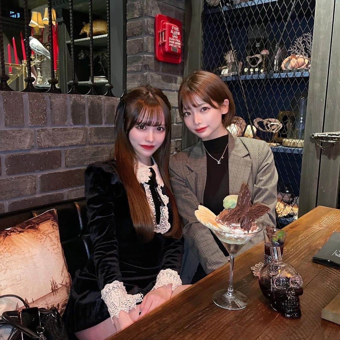 米倉みゆさんのインスタグラム写真 - (米倉みゆInstagram)「荻窪に「19世紀末のヨーロッパで起こった怪奇現象を調査する秘密組織レイヴンの基地」がありましたよ🤍 · 厨二なのでこういうのだいすき😵‍💫 入り口に WITCHES ＆WIZARDS ONRY って書いてあった🧙‍♀️ 世界観好きすぎる。 · · · これぞコンカフェだ～ ものほんのコンカフェだ～ メニューのタイトルとかもめちゃくちゃ拘ってて最高だ～～～ · またいこ。非現実的ですごい良かった。 · · · · ·  · #もぐもぐする米倉 #chamberofraven #荻窪 #荻窪カフェ #荻窪グルメ #荻窪ランチ #コンカフェ #カフェ巡り #カフェ部 #可愛いカフェ #かわいいカフェ #ゴシック #ロリータ #ファンタジー #ラウンジ #異世界 #魔法 #チェンバーオブレイブン #アフターヌーンティー #アフヌン #ヴィンテージ #雑貨 #洋館 #ハロウィン #cafe #fantasy #witch #vintage #magic #japan」4月9日 22時57分 - yone__miyu630