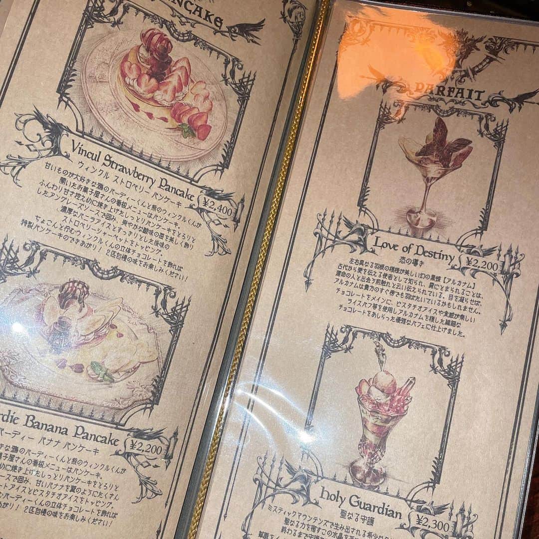 米倉みゆさんのインスタグラム写真 - (米倉みゆInstagram)「荻窪に「19世紀末のヨーロッパで起こった怪奇現象を調査する秘密組織レイヴンの基地」がありましたよ🤍 · 厨二なのでこういうのだいすき😵‍💫 入り口に WITCHES ＆WIZARDS ONRY って書いてあった🧙‍♀️ 世界観好きすぎる。 · · · これぞコンカフェだ～ ものほんのコンカフェだ～ メニューのタイトルとかもめちゃくちゃ拘ってて最高だ～～～ · またいこ。非現実的ですごい良かった。 · · · · ·  · #もぐもぐする米倉 #chamberofraven #荻窪 #荻窪カフェ #荻窪グルメ #荻窪ランチ #コンカフェ #カフェ巡り #カフェ部 #可愛いカフェ #かわいいカフェ #ゴシック #ロリータ #ファンタジー #ラウンジ #異世界 #魔法 #チェンバーオブレイブン #アフターヌーンティー #アフヌン #ヴィンテージ #雑貨 #洋館 #ハロウィン #cafe #fantasy #witch #vintage #magic #japan」4月9日 22時57分 - yone__miyu630