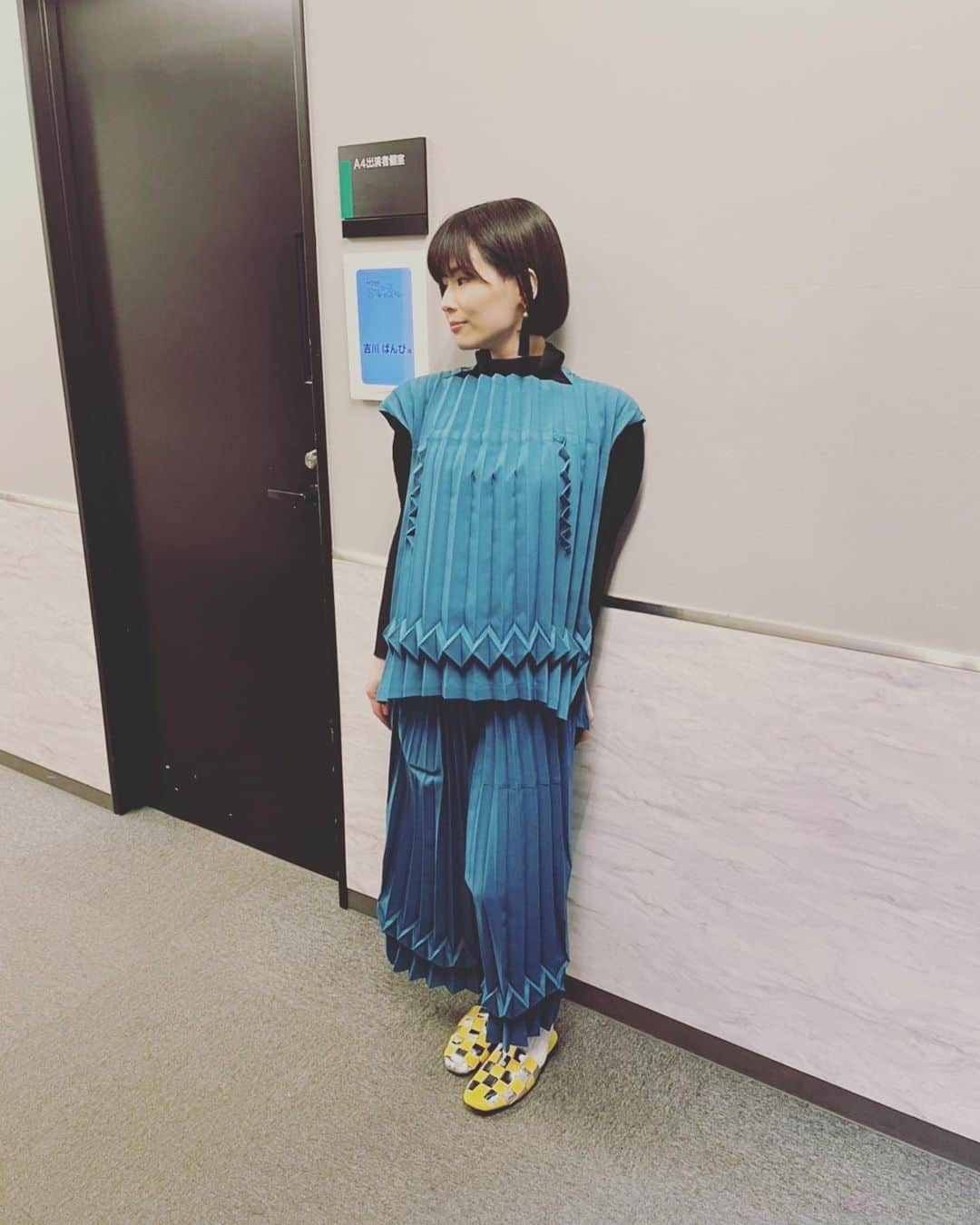 吉川ばんびさんのインスタグラム写真 - (吉川ばんびInstagram)「『情報7days ニュースキャスター』ありがとうございました！  本日の衣装はこんな感じでした🙏 ギブスにも似合う可愛さですね🧸  #nキャス  #meisseymiyake #camper_japan」4月10日 0時04分 - bambi_yoshikawa