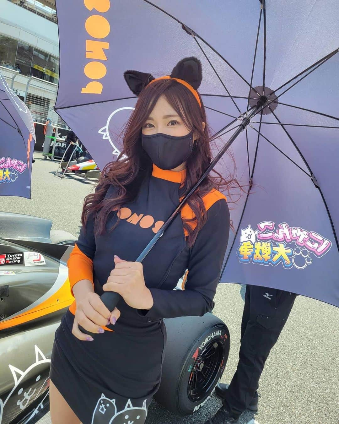 霧島聖子さんのインスタグラム写真 - (霧島聖子Instagram)「SUPER FORMULA SUPER FORMULA LIGHTS  本日の開幕戦お疲れ様でした🗻  SFは今回1大会2レースという事で 開幕戦の予選から決勝までがこの日に行われました🏎  2年ぶりに生で観るSUPER FORMULAのレースは 迫力が段違いでめちゃくちゃかっこよかった❤️‍🔥 らーきむ、よしみん、みやびんとは2019年のSFの時も チームメイトだったので馴染みがあって、 今日も色々レースについて話しながら 皆で観戦して盛り上がれた時間が本当に楽しかった☺️  今日はピットビューイングへの登場はなかったのですが 明日のピットビューイングには後半らへんから出られる可能性が高いのでぜひお越し頂けたら嬉しいです(｡ᵕᴗᵕ｡)  今年は黒にゃんこでねこ耳としっぽが復活🐾 かっこかわいい2022にゃんこ大戦争ガールズの コスチュームも沢山撮ってほしいにゃ🐈‍⬛  レース結果ですが  SUPER FORMULA 開幕戦 Kuo VANTELIN TEAM TOM’S 36号車ジュリアーノ選手は17位 37号車宮田選手は5位 でチェッカーを受けました🏁  そしてSUPER FORMULA LIGHTS 開幕戦では！！ PONOS Racing TOM’S 320 35号車 野中選手が優勝っ🏆 開幕戦からすごい🥳 おめでとうございます！！！！  現地から、配信などから エールを届けてくれた皆さんありがとうございました🧡 明日も一緒に応援しようね‼️  #TOMS #kuovantelinteamtoms #ponosracingtoms320 #tomsracing #teamtoms #トムス #SUPERFORMULA #SF #SFL #レースクイーン #RQ #racequeen #にゃんこ大戦争 #にゃんこ大戦争ガールズ #ねこみみ #しっぽ #もふもふ #スワイプしてね #レース結果 #コスチューム #黒 #ponos #ポノス @tomsracing.co.jp」4月10日 3時10分 - seiko_kirishima