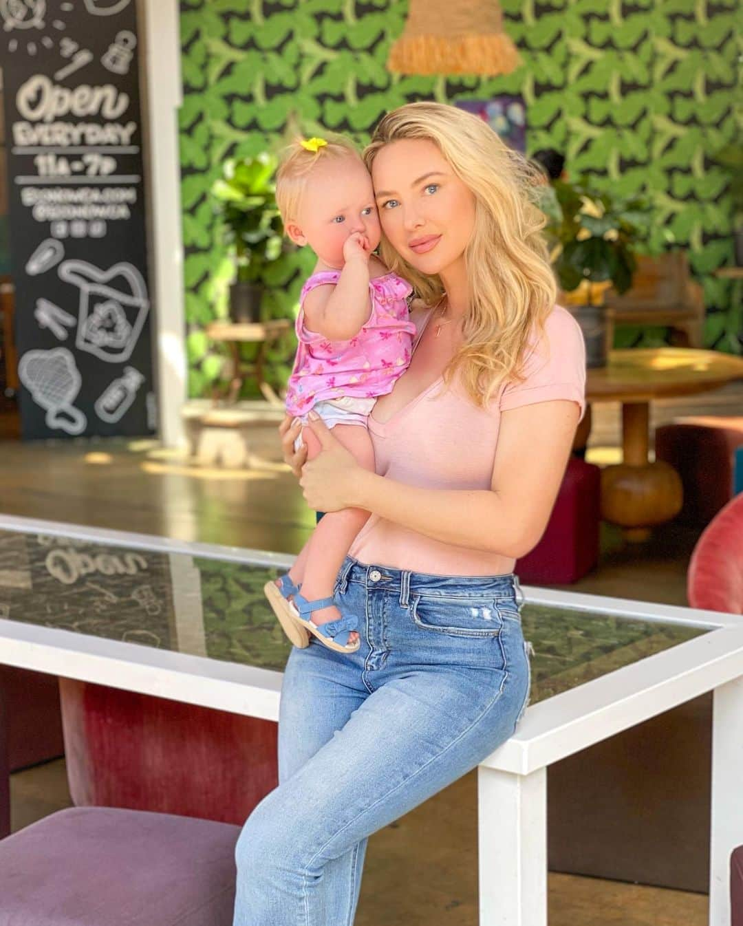 ティファニー・トートさんのインスタグラム写真 - (ティファニー・トートInstagram)「Started our Saturday morning with vegan donuts and the best cold brew latte ☕️🍩   I would love to hear where you think the best coffee and donuts are. I’m all ears!👂Will travel for coffee and donuts 😝」4月10日 6時10分 - tiffanytothxoxo