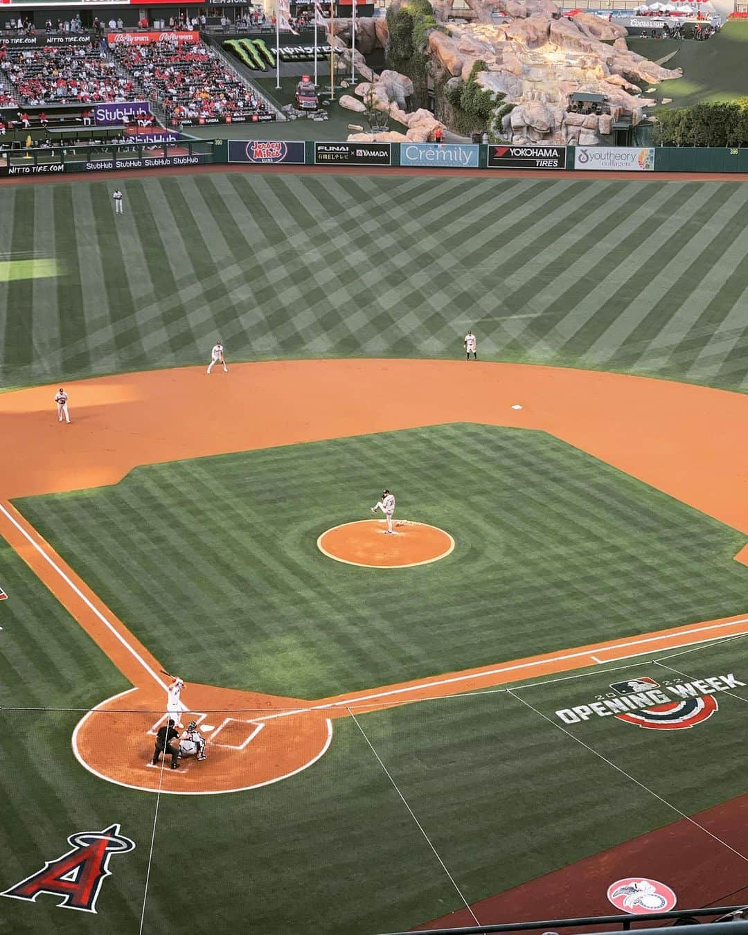 ジョーイ・ライアンさんのインスタグラム写真 - (ジョーイ・ライアンInstagram)「Houston #Astros @ Los Angeles #Angels - Justin Verlander vs. Noah Syndergaard. Let’s go Thor! ⚾️ #MLB」4月10日 10時41分 - joeyryan