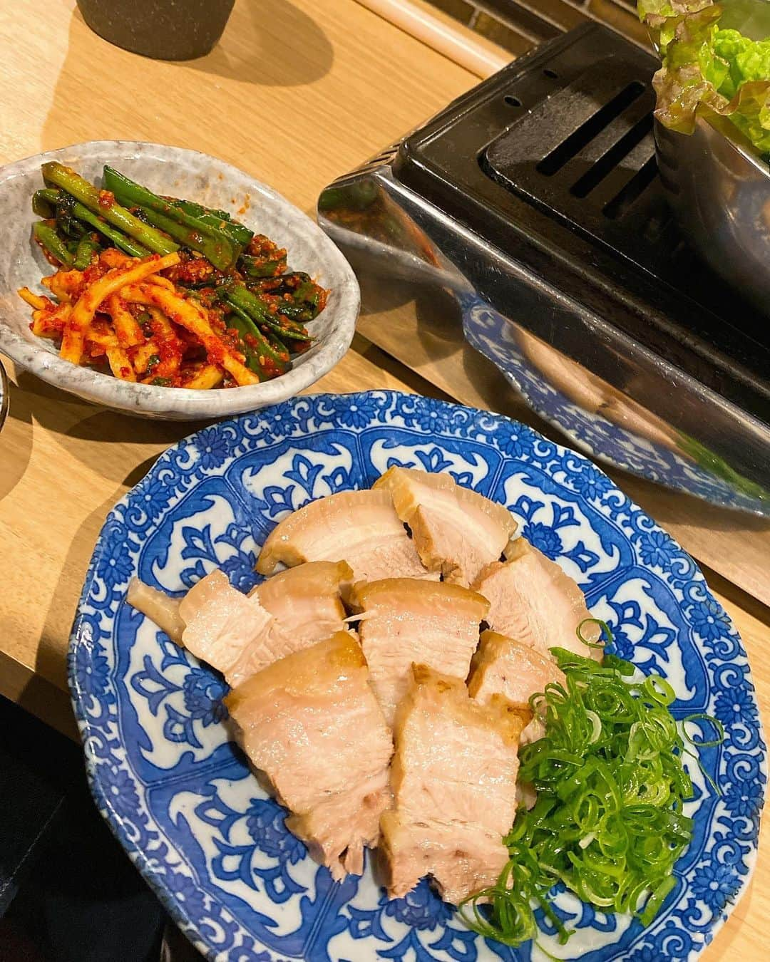 越野矢素子さんのインスタグラム写真 - (越野矢素子Instagram)「焼肉が食べたくて 『ホルモン安東』へ行って来ました。 @ando_0901  いつもはタレのお肉しか食べない私ですが、せっかくのリブロースは塩胡椒に山葵で頂きました。 山葵も苦手だったのに克服出来ました笑 脂の多いお肉には山葵が合いますね☺️」4月10日 12時32分 - loversyaso