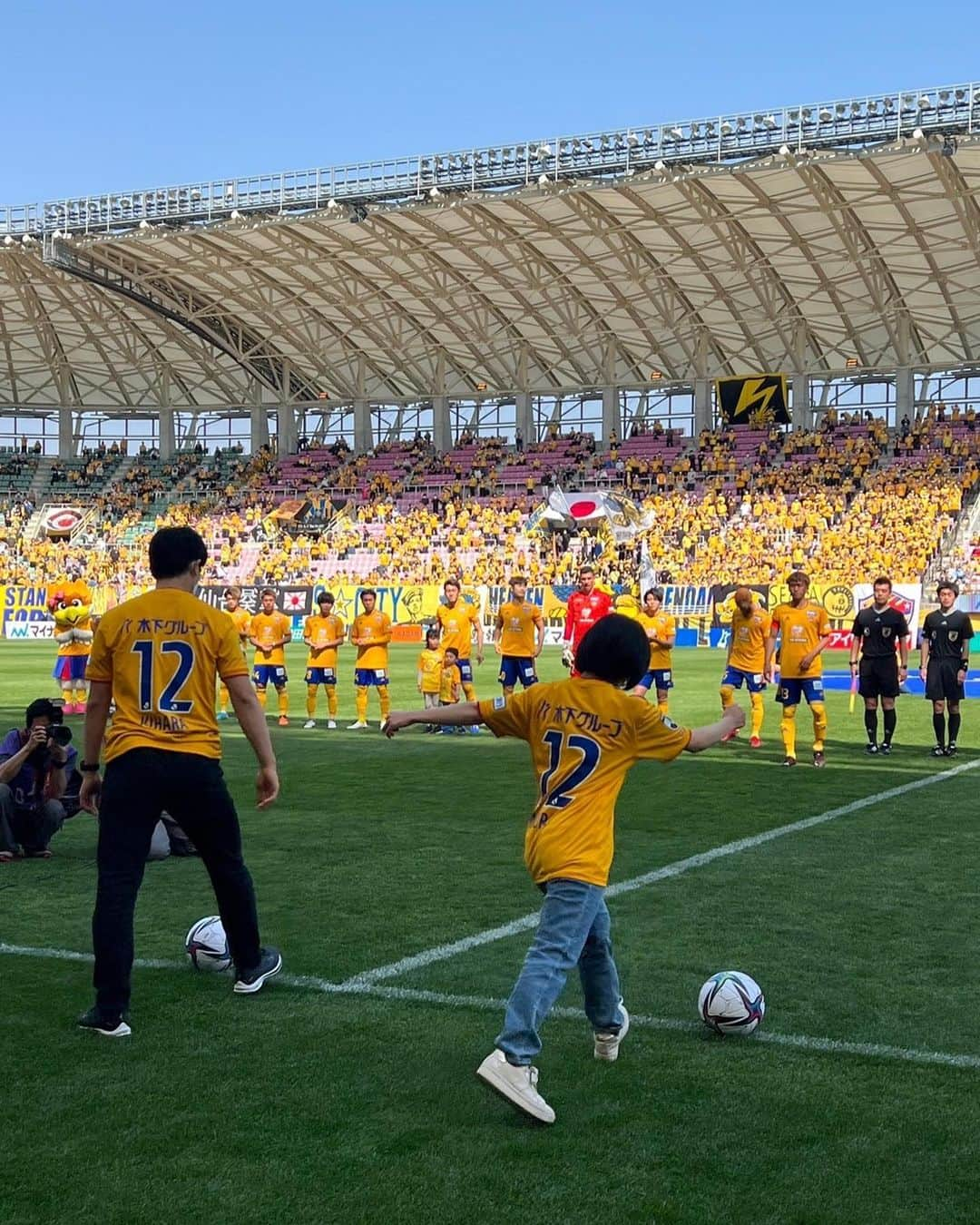 三浦璃来さんのインスタグラム写真 - (三浦璃来Instagram)「本日、ベガルタ仙台さんで始球式をさせて頂きました。  関係者の皆様、本当にありがとうございました。  初めてのサッカー観戦、とっても新鮮で1時間半が本当にあっという間でした!!  会場も暖かく、私もフィギュアにユニフォーム欲しいな‪💭‬と思いました笑  本当に素敵な経験ありがとうございました。  ©️VEGALTA SENDAI  #木下グループ #ベガルタ仙台」4月10日 16時48分 - riku9111