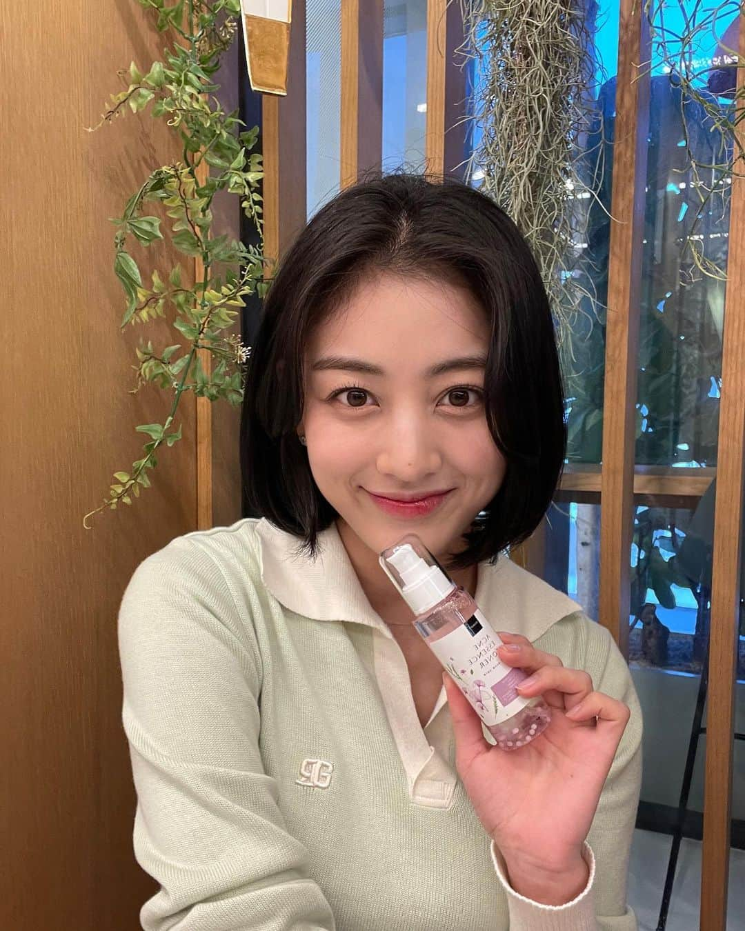 TWICEさんのインスタグラム写真 - (TWICEInstagram)「#ad  Here's my go-to skincare bundle, SCARLETT! from serum to night cream~ it keeps my skin shining :) Love it 💖💖 #TwiceXscarlett」4月10日 18時31分 - twicetagram