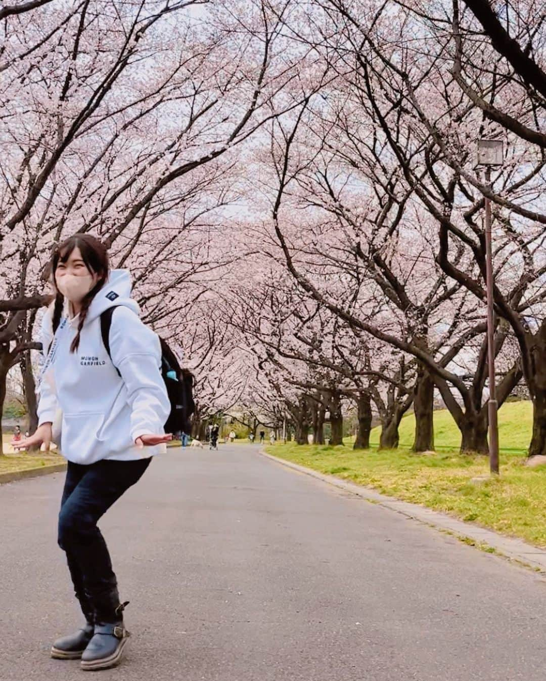 滝菜月さんのインスタグラム写真 - (滝菜月Instagram)「お花見ツーリングの途中で アッキーバイクに跨らせてもらった😆 サーキットで前のライダーに狙いを定めてる気持ち。笑 SS系も良いなぁ欲しいなぁ😂💕  桜満開の中でのアッキーダンス🌸笑 帰りに初めましてなスイーツも見つけました👀  思い出動画も撮ったから いつかアップしようと思います〜🏍🏍🏍  ⁡ #バイク　#ツーリング  #アッキー #独ヲタアッキー  #お花見 #バイクのある風景 #バイク女子」4月10日 19時00分 - taki_natsuki