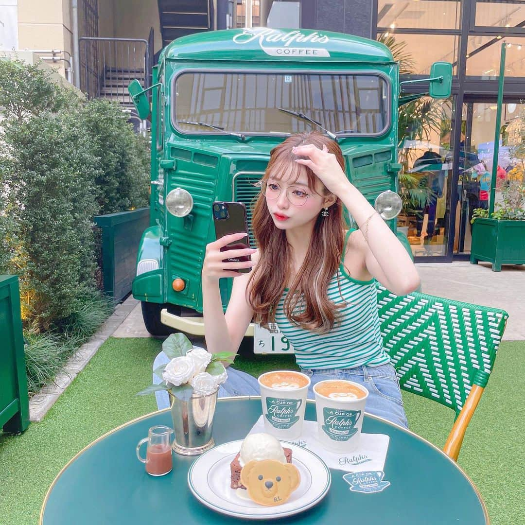 あやちゃんさんのインスタグラム写真 - (あやちゃんInstagram)「Ralph Lauren Cafe💚☕︎︎‎𓂃 𓈒𓏸  テラス席はぜーんぶ緑で可愛かったよ🐻☁️𓈒 𓂂𓏸 くまちゃんのラテアートにくまちゃんクッキーꔛ♥ カフェに合わせてグリーンコーデ💚💚  #ralphlaurencafe #ralphscoffee  #ralphlauren #ralphlaurenpolo  #ラルフローレン #ラルフローレンカフェ #ラルフローレンコーデ  #ラルフズコーヒー #ラルフズコーヒー表参道 #ラルフズコーヒー銀座  #緑コーデ #グリーンコーデ #グリーンカラー #銀座カフェ #銀座ランチ #銀座 #銀座グルメ #銀座一丁目 #銀座一丁目カフェ #表参道カフェ #表参道ランチ #東京カフェ #東京グルメ #韓国ファッション #韓国ヘア #韓国コーデ #グレイル #グレイルコーデ  #メガネコーデ」4月10日 19時44分 - aya.you.love.r