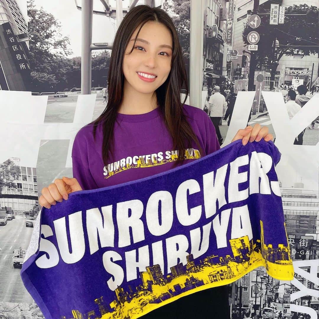 相楽伊織さんのインスタグラム写真 - (相楽伊織Instagram)「💜🏀💛  週末は約3ヶ月振りの青山学院記念館でのホームゲームでした☀️ やっぱり安心感がありますね。  一緒に応援してくださった皆さん ありがとうございました！  今節は群馬クレインサンダーズに1勝1敗でした🔥 負けてしまうのは毎回悔しいですが、次こそはチームの勝利を後押し出来るよう応援しましょうーー！！  そして次節24日(日)のホームゲームでは「いおりとサンロッカーズを応援シート」が開催されます❣️ 色々な特典もご用意しています！是非会場で一緒に楽しみましょう🙌🏻  #サンロッカーズ渋谷 #サンロッカーズ #bリーグ #バスケ  #結 #ALLIN  #紫 #💜」4月10日 20時05分 - _iorisagara264_