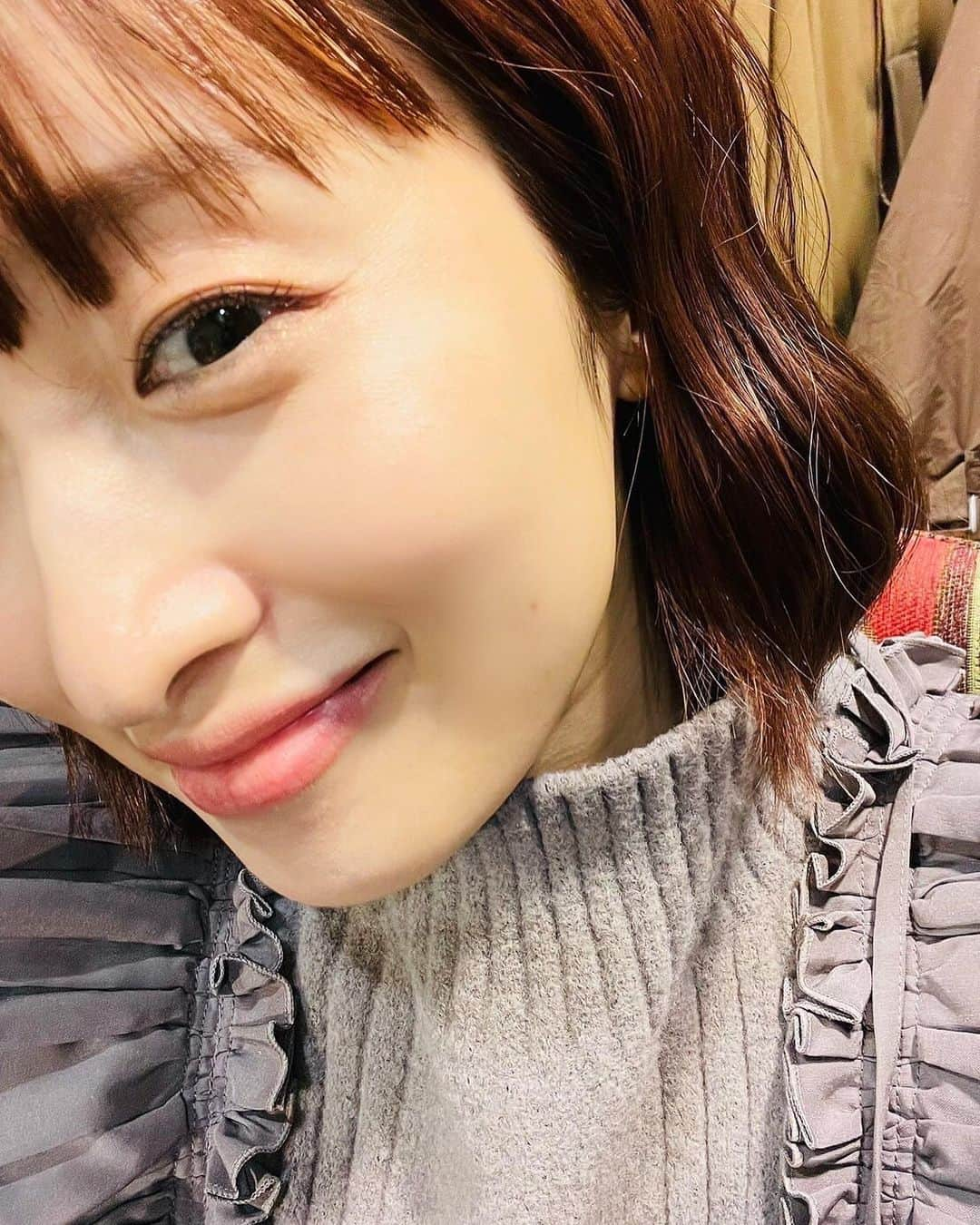 梅田彩佳さんのインスタグラム写真 - (梅田彩佳Instagram)「“ビオレ　メイクの上からうるピタ肌持続シート"を使ってみましたー☺️！ 少しあったかくなってきたけど、まだ夜は肌寒く乾燥が気になります🥺 目元のメイクのヨレを防いでくれる頼もしいアイテム！ 2枚目はシートを使用した直後なんだけど、艶のある仕上がりですー！ べたつかず、しっとりうるっとしました☺️おすすめだよー！  2種類出てるから、Tゾーンと目元で使い分けられて便利です！ Tゾーンには、 "ビオレ メイクの上から さらマット肌持続シート" ファンデの毛穴落ちを防げるよー！いいねー☺️☺️☺️こちらもおすすめ！  #ビオレ #メイク持続 #マスクメイク #化粧崩れ #メイク崩れ #pr」4月10日 21時09分 - ayaka_umeda_official