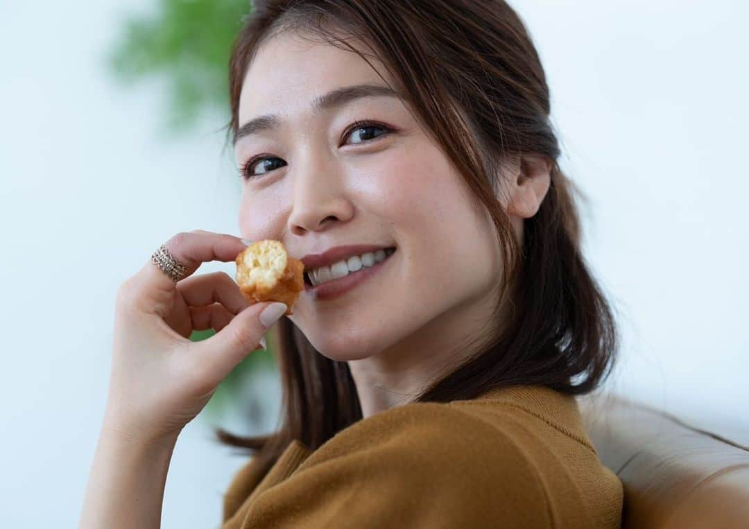 佐藤美樹さんのインスタグラム写真 - (佐藤美樹Instagram)「. . 🍩🍩🍩 . . 食べている時、本当に幸せだなぁと感じます。 . 大切な人や好きな人と一緒ならもっと楽しい！ . . 少人数で食事に行ったり、 好きなお店の話しをしたり、、 . . 油断は出来ませんが、経済を回すことも大切だと思います( ´ ▽ ` ) . . というのも、よく行っていたお店が閉店してしまうという 悲しい知らせがありまして・・ . . 皆さんのお気に入りのお店は どんなお店ですか？🐤❤️ . . . 🍩🍩🍩 . . . . . 衣装提供 @edist.closet  . .  ♥═━┈┈ . #edistcloset  #衣装提供  .  #ヘアメイク  #ナチュラル  #ドーナツ  #食べる専門  #リポーター  #目指せミキまろ #食欲の春  #食べるの大好き  #撮影  #ポートレート  #カメラ  #カメラ女子  #フリーアナウンサー  #美味しいものを食べる  #お仕事お待ちしてます  #佐藤美樹  #ootd  #instagood  #smile」4月10日 21時53分 - satomiki0224