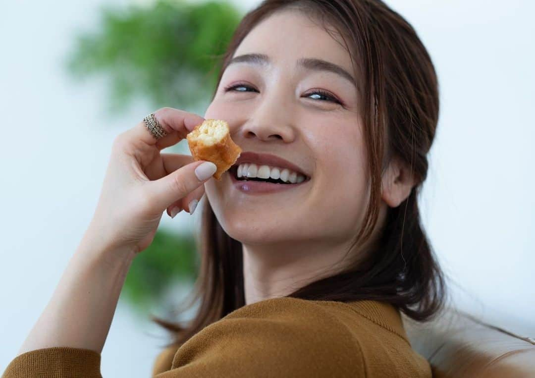 佐藤美樹さんのインスタグラム写真 - (佐藤美樹Instagram)「. . 🍩🍩🍩 . . 食べている時、本当に幸せだなぁと感じます。 . 大切な人や好きな人と一緒ならもっと楽しい！ . . 少人数で食事に行ったり、 好きなお店の話しをしたり、、 . . 油断は出来ませんが、経済を回すことも大切だと思います( ´ ▽ ` ) . . というのも、よく行っていたお店が閉店してしまうという 悲しい知らせがありまして・・ . . 皆さんのお気に入りのお店は どんなお店ですか？🐤❤️ . . . 🍩🍩🍩 . . . . . 衣装提供 @edist.closet  . .  ♥═━┈┈ . #edistcloset  #衣装提供  .  #ヘアメイク  #ナチュラル  #ドーナツ  #食べる専門  #リポーター  #目指せミキまろ #食欲の春  #食べるの大好き  #撮影  #ポートレート  #カメラ  #カメラ女子  #フリーアナウンサー  #美味しいものを食べる  #お仕事お待ちしてます  #佐藤美樹  #ootd  #instagood  #smile」4月10日 21時53分 - satomiki0224