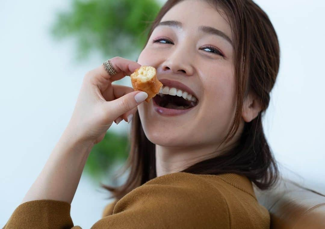 佐藤美樹さんのインスタグラム写真 - (佐藤美樹Instagram)「. . 🍩🍩🍩 . . 食べている時、本当に幸せだなぁと感じます。 . 大切な人や好きな人と一緒ならもっと楽しい！ . . 少人数で食事に行ったり、 好きなお店の話しをしたり、、 . . 油断は出来ませんが、経済を回すことも大切だと思います( ´ ▽ ` ) . . というのも、よく行っていたお店が閉店してしまうという 悲しい知らせがありまして・・ . . 皆さんのお気に入りのお店は どんなお店ですか？🐤❤️ . . . 🍩🍩🍩 . . . . . 衣装提供 @edist.closet  . .  ♥═━┈┈ . #edistcloset  #衣装提供  .  #ヘアメイク  #ナチュラル  #ドーナツ  #食べる専門  #リポーター  #目指せミキまろ #食欲の春  #食べるの大好き  #撮影  #ポートレート  #カメラ  #カメラ女子  #フリーアナウンサー  #美味しいものを食べる  #お仕事お待ちしてます  #佐藤美樹  #ootd  #instagood  #smile」4月10日 21時53分 - satomiki0224