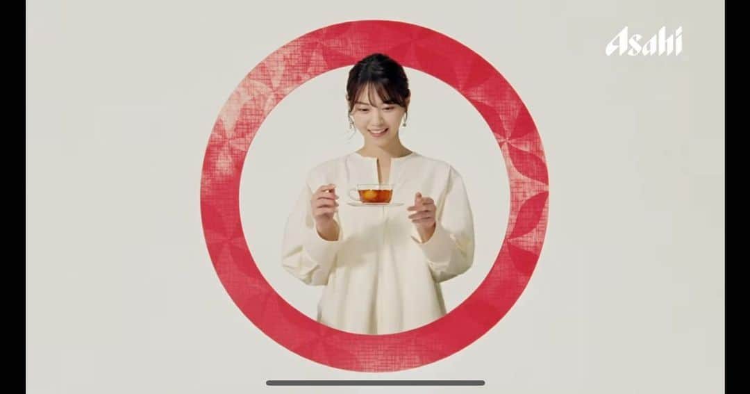 西野七瀬さんのインスタグラム写真 - (西野七瀬Instagram)「アサヒ飲料「和紅茶」のCMに出演させていただいています！🫖🍂 香りは強く すっきりとした飲み心地で、すごーく好きな味です！個人的に和食、洋食、どの食事にも合いそうな予感がしています。 お見かけした際には ぜひ一度お手に取ってみてください😊  お稽古のお供に🕺 #和紅茶  ※わたくしのスクショが下手で、1枚目の画像、下の方に横線が入ってしまっていますが、実際は無いものです。すみません！」4月10日 21時54分 - nishino.nanase.official