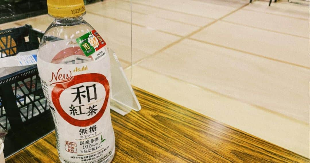 西野七瀬さんのインスタグラム写真 - (西野七瀬Instagram)「アサヒ飲料「和紅茶」のCMに出演させていただいています！🫖🍂 香りは強く すっきりとした飲み心地で、すごーく好きな味です！個人的に和食、洋食、どの食事にも合いそうな予感がしています。 お見かけした際には ぜひ一度お手に取ってみてください😊  お稽古のお供に🕺 #和紅茶  ※わたくしのスクショが下手で、1枚目の画像、下の方に横線が入ってしまっていますが、実際は無いものです。すみません！」4月10日 21時54分 - nishino.nanase.official