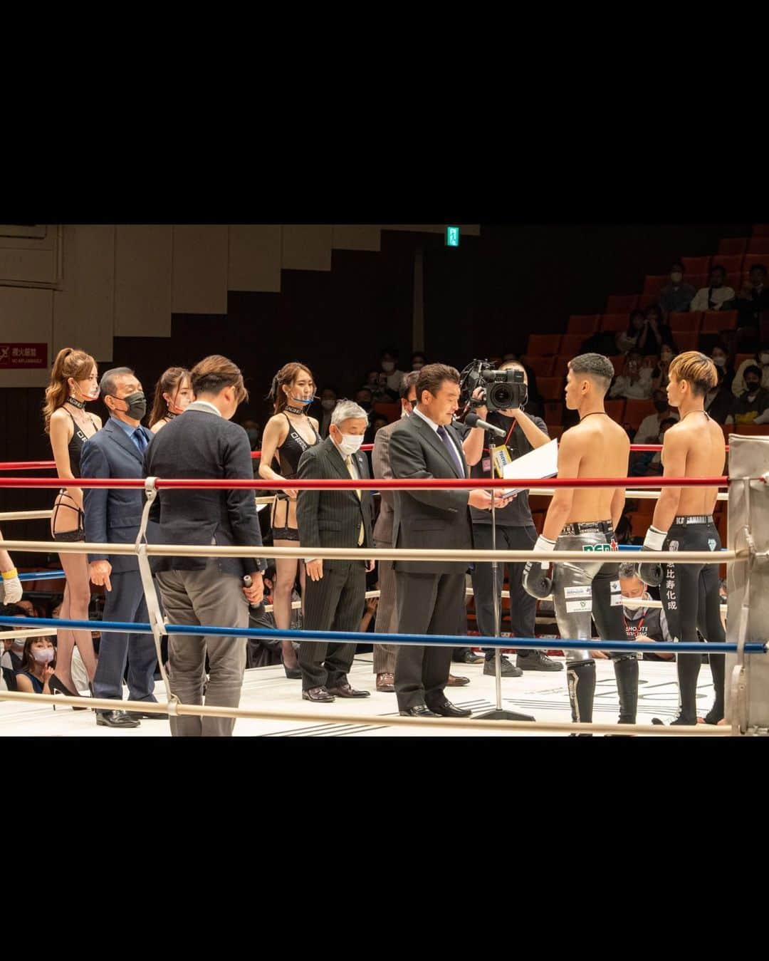 愛場れいらさんのインスタグラム写真 - (愛場れいらInstagram)「#SHOOTBOXING #シュートボクシング ご来場ありがとうございました❤️❤️ . . んもう、今回激しすぎて 会場の熱気もだけど、戦いの勢いが増してて 騒ぎすぎてしまいました😫🔥🔥 (フェイスシールド着用、感染対策徹底) 本当っっっアツすぎた‼️‼️ . . 個人的に今回は、エキスパートクラスの 山田選手🆚心直選手の お若い二人の戦いが、若さの中に立ち向かう 強さを感じて引き込まれました✨✨ 今後が楽しみなおふたりですね👏 . . そして、 個人的に今回一番目立ってたのは✨ HIROYUKI選手🆚内藤選手 あの勢い‼️迫力‼️積極的な戦い🔥 男性らしさが凄くて、これが格闘技だなって！ んもうめちゃめちゃ興奮しました😔❤️‍🔥🔥🔥 . . そして‼️何より、タイトルマッチ👏🌟 #笠原弘希　選手🆚　#西岡蓮太　選手 笠原選手KO勝ち新王者に👑✨ 最後のトーク、いつでも戦える ってカッコよかった〜😫👏🔥 . . ぜひ生で観て欲しいです‼️‼️ 勢いやあのアツイ空気は会場で体験して欲しいです✨✨ ちなみに。 シュートボクサーのピッタリロングパンツの👖カッコよさ💓🥰 女性はみんなドキッとしちゃうんです ぜひぜひチェックしてね🥰❤️ . . . #ボクシング　#格闘技　#ラウンドガール　#リングガール　#格闘技女子  #格闘技好きな人と繋がりたい  #可愛い女の子　#美脚　#美脚美人  #モデル　#網タイツ　#グラビア　#グラビアモデル　#ジム　#ジム女子　#ボクシング女子  #japanesemodel  #asianmodels  #脚フェチ」4月10日 23時16分 - aibareira2
