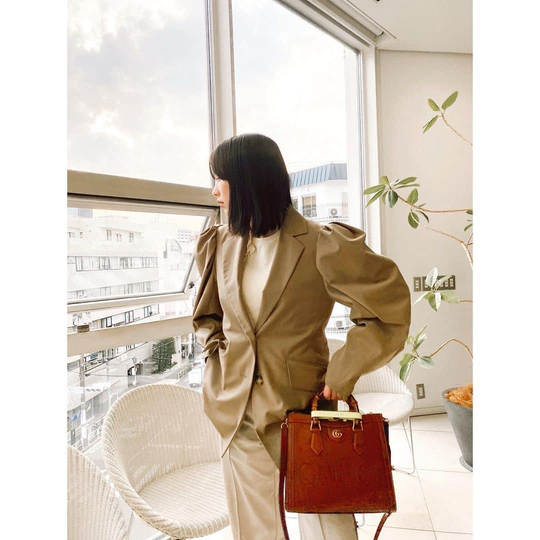 のん（能年玲奈）さんのインスタグラム写真 - (のん（能年玲奈）Instagram)「私服。 逆光だから、顔に光を当てようと窓側を意識してます。 自然光気持ちいいー！☀️」4月10日 23時45分 - non_kamo_ne