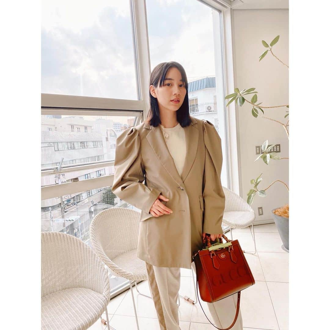 のん（能年玲奈）さんのインスタグラム写真 - (のん（能年玲奈）Instagram)「私服。 逆光だから、顔に光を当てようと窓側を意識してます。 自然光気持ちいいー！☀️」4月10日 23時45分 - non_kamo_ne